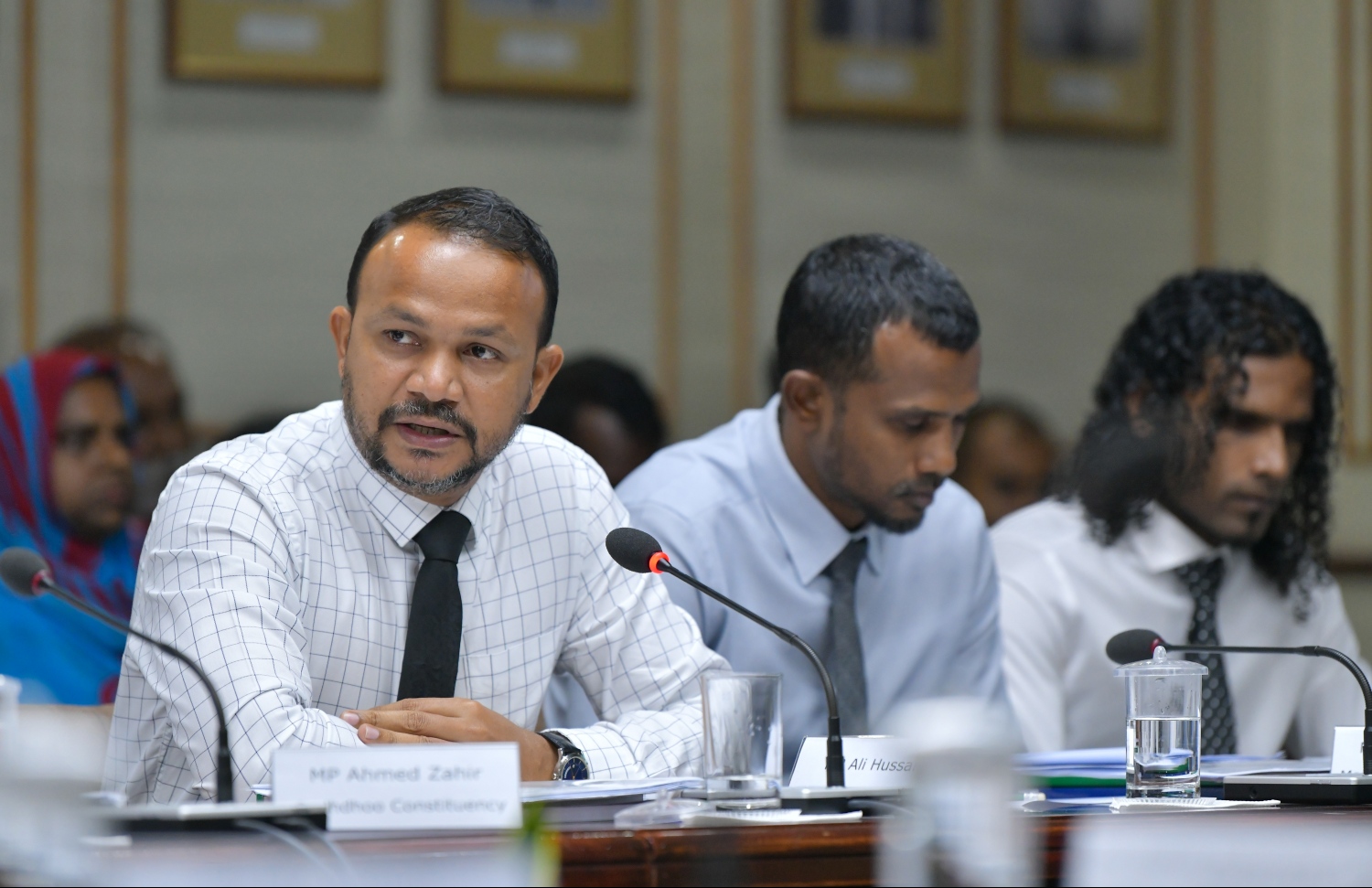 ކެންދޫ ދާއިރާގެ މެމްބަރު އަލީ ހުސައިން ކޮމެޓީގައި ވާހަކަ ދައްކަވަނީ: ވިދާޅުވީ އާއްމުކޮށް ހަޅަ ޖަހާގޮތާއި ހަޅަ ޖަހާ ދުވަސްތައް މިފަހަރު ބަދަލުވެފައިވާ ކަމަށް-- ފޮޓޯ: ހުސައިން ވަހީދު/މިހާރު