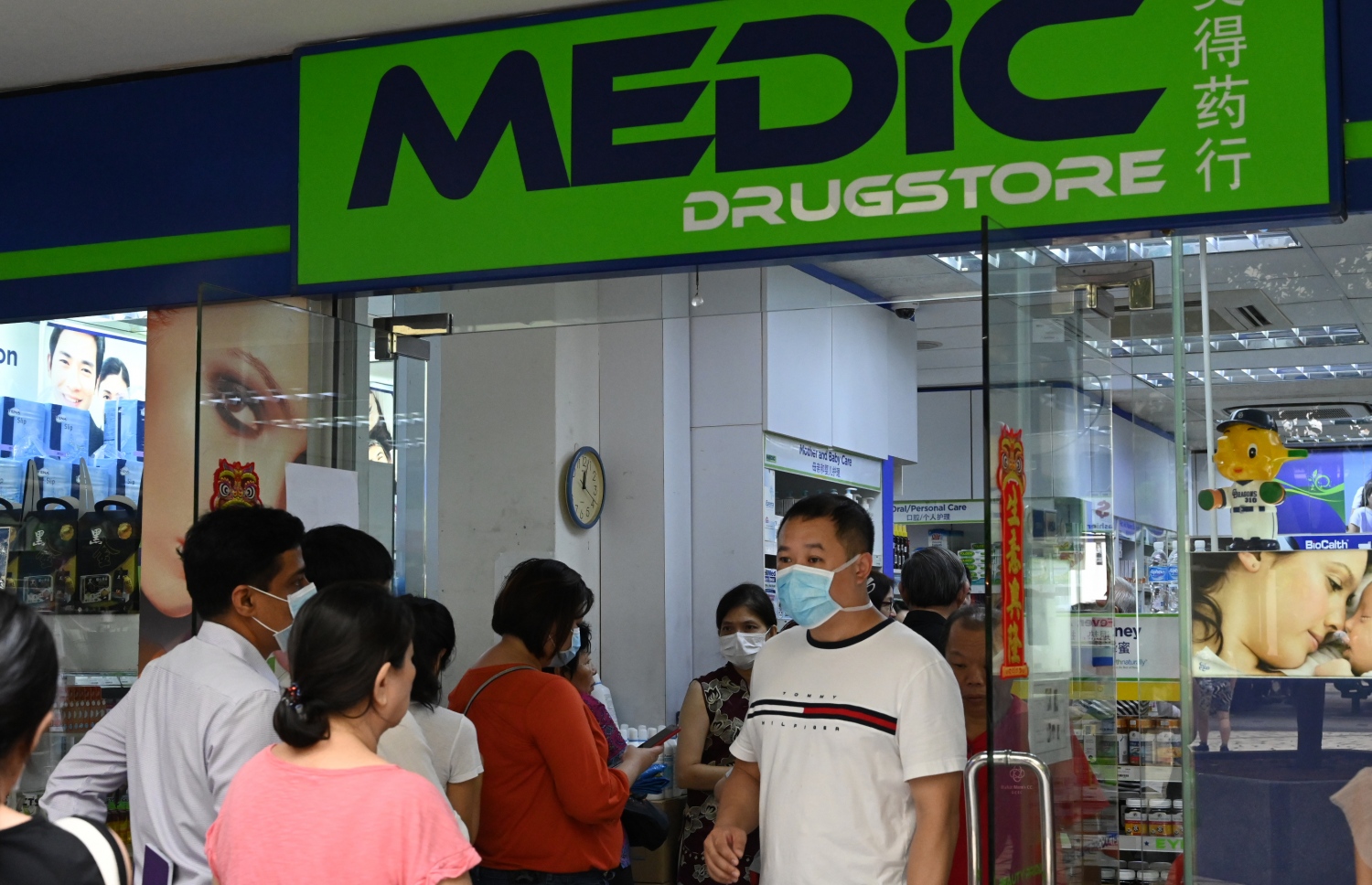 ސިންގަޕޫރުގެ ފާމަސީއެއްގައި ފޭސް މާސްކާއި ތާމޯމީޓަރު އަދި ސެނިޓައިޒާ ގަންނަން މީހުން ކިޔޫ ހަދައިގެން. --ފޮޓޯ:އޭއެފްޕީ