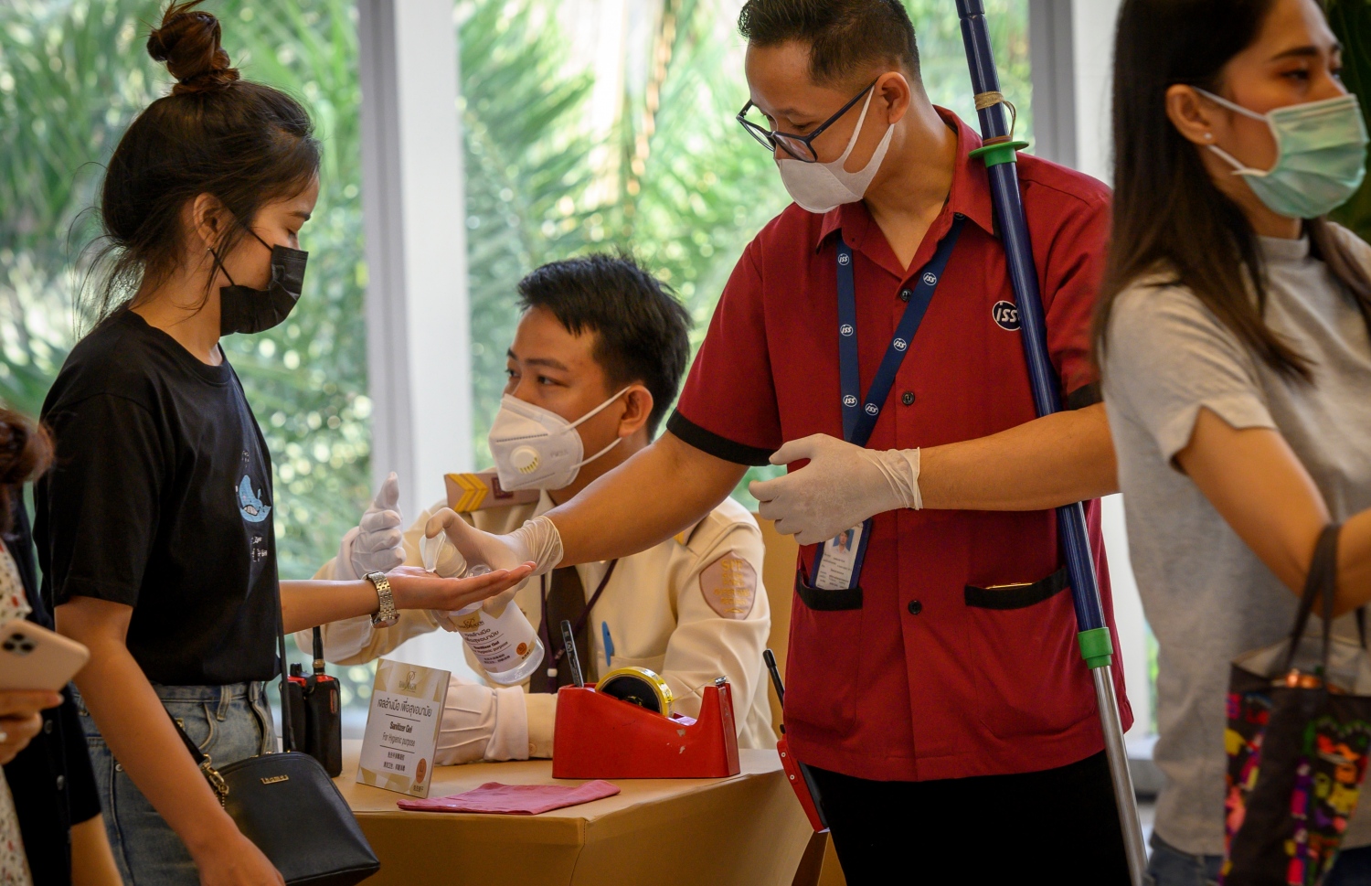 ބެންކޮކުގެ ޝޮޕިން މޯލަކަށް ވަނުމުގެ ކުރިން އަތް ސާފު ކުރަނީ. --ފޮޓޯ:އޭއެފްޕީ