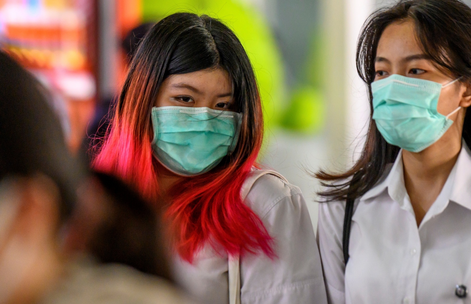 ބެންކޮކުގެ ރޭލް ސްޓޭޝަނެއްގައި ދެ މީހަކު ފޭސް މާސްކް އަޅައިގެން. --ފޮޓޯ:އޭއެފްޕީ