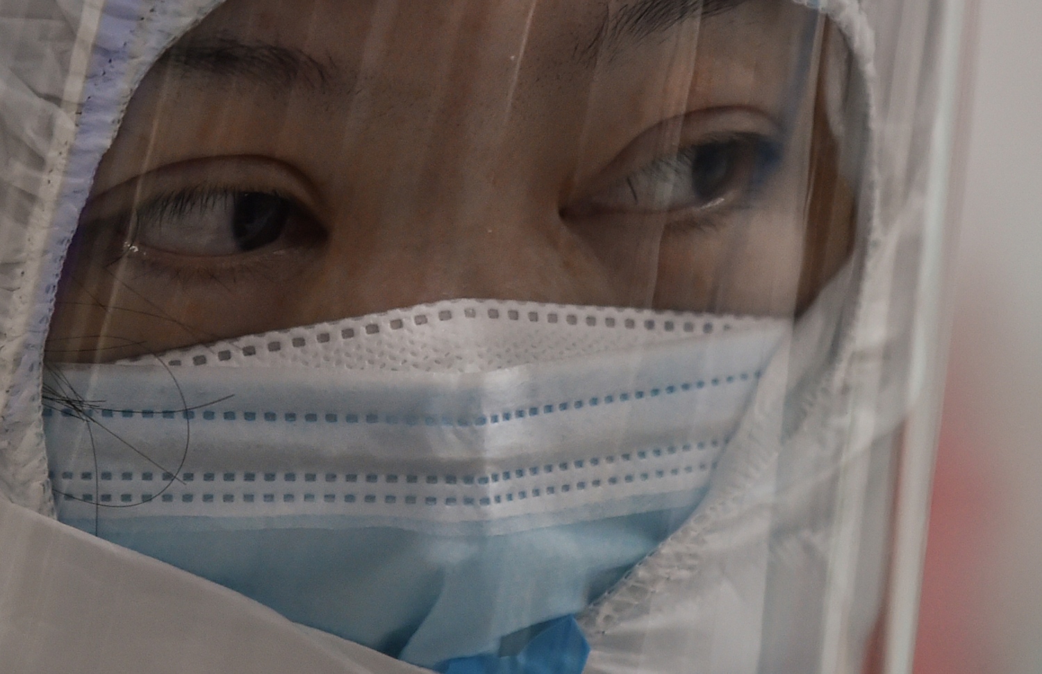 ވޫހާންގެ ރެޑް ކްރޮސް ހޮސްޕިޓަލެއްގައި މެޑިކަލް ސްޓާފަކު ފޭސް މާސްކްގައި. --ފޮޓޯ:އޭއެފްޕީ