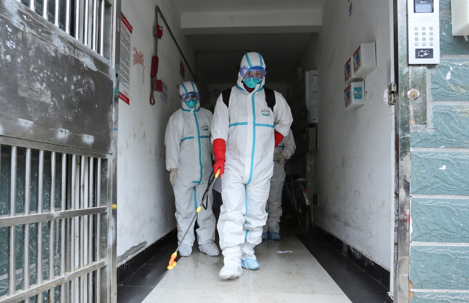 ޗައިނާގެ މެދުތެރޭގެ ޖިންގްޒީ ޕްރޮވިންސްގައި މެޑިކަލް ސްޓާފުން ބޭސް ޖަހަނީ. --ފޮޓޯ:އޭއެފްޕީ