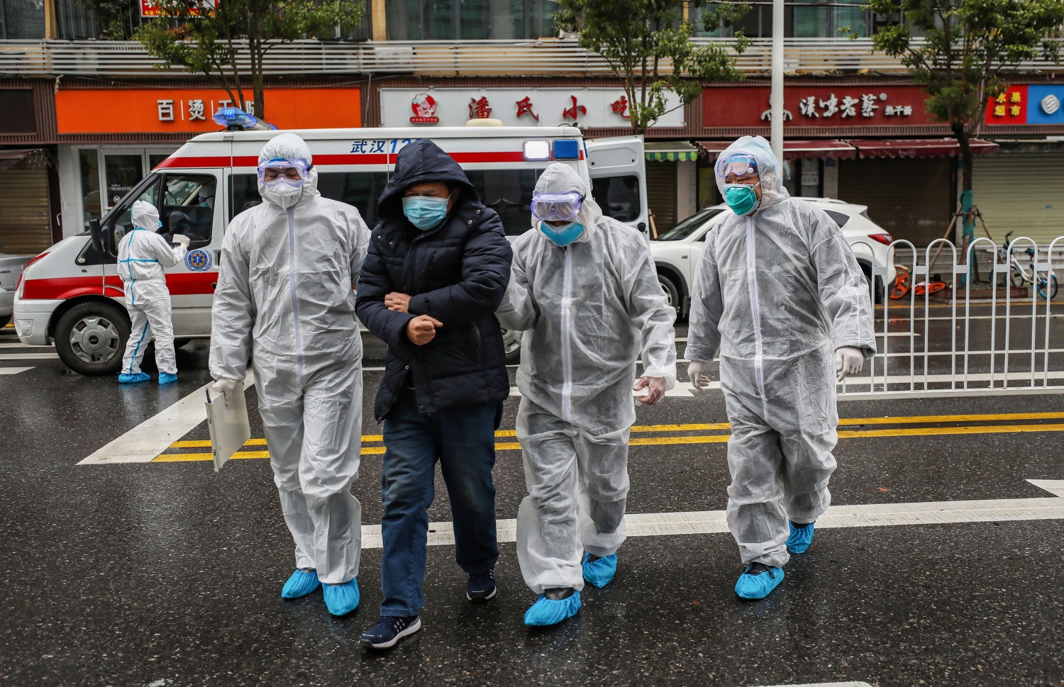 ވޫހާންގެ ހޮސްޕިޓަލެއްގައި ބަލި މީހަކު ގޮވައިގެން މެޑިކަލް ސްޓާފުން މި މަހު 25 ވަނަ ދުވަހު ދަނީ. --ފޮޓޯ:އޭއެފްޕީ