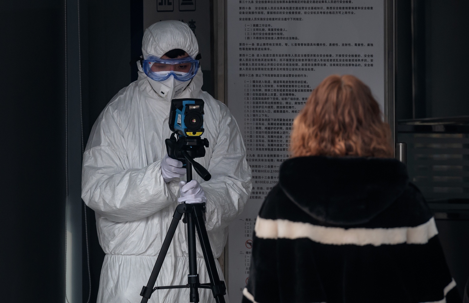 ބެއިޖިންގެ ސަބްވޭ ސްޓޭޝަނެއްގައި ޕަސިންޖަރެއްގެ ޓެމްޕަރޭޗާ ޗެކް ކުރަނީ. --ފޮޓޯ:އޭއެފްޕީ