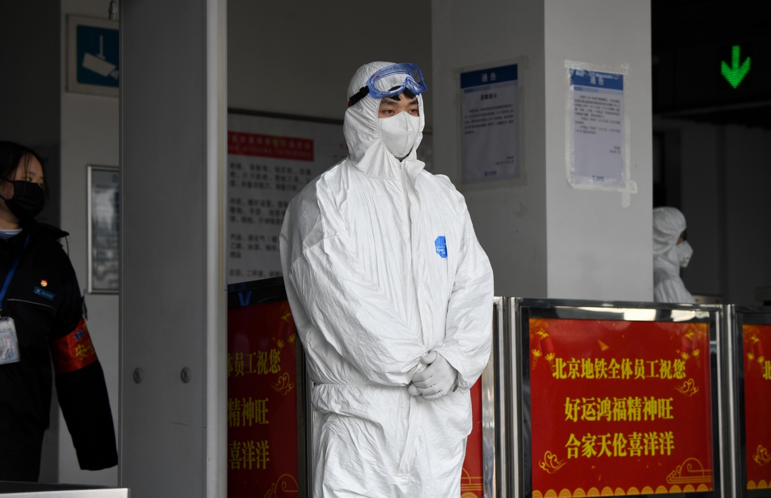 ބެއިޖިންގެ ސަބްވޭ ސްޓޭޝަނެއްގައި ސެކިއުރިޓީ އޮފިޝަލުން ހަރަކާތްތެރި ވަނީ. --ފޮޓޯ:އޭއެފްޕީ