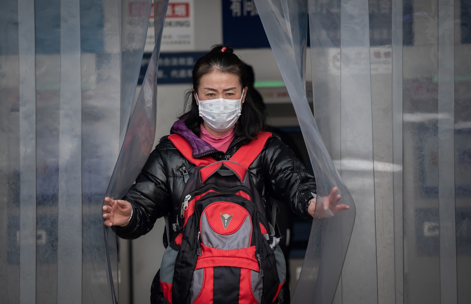 ބެއިޖިންގެ ސަބްވޭ ސްޓޭޝަނެއްގައި އަންހެނަކު ރައްކާތެރިވުމުގެ ގޮތުން ހެދުން އަޅައިގެން. --ފޮޓޯ:އޭއެފްޕީ