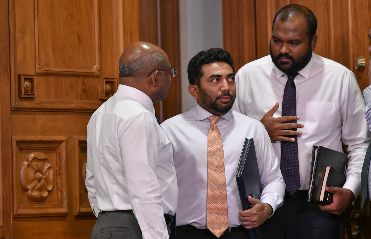 ކޮރޯނާ ވައިރަސް ފެތުރޭތީ ރާއްޖެއިން އަލަށް އެޅި ފިޔަވަޅުތައް ހާމަކުރަން ރައީސް އޮފީހުގައި މިއަދު ބޭއްވި ނޫސްކޮންފަރެންސް އަށް ފަހު ޓޫރިޒަމް މިނިސްޓަރު އަލީ ވަހީދު، ހެލްތު މިނިސްޓަރު އަބްދުﷲ އަމީން އަދި ފޮރިން މިނިސްޓަރު އަބްދުﷲ ޝާހިދު ވާހަކަ ދައްކަވަނީ. ފޮޓޯ: ނިޝާން އަލީ/މިހާރު