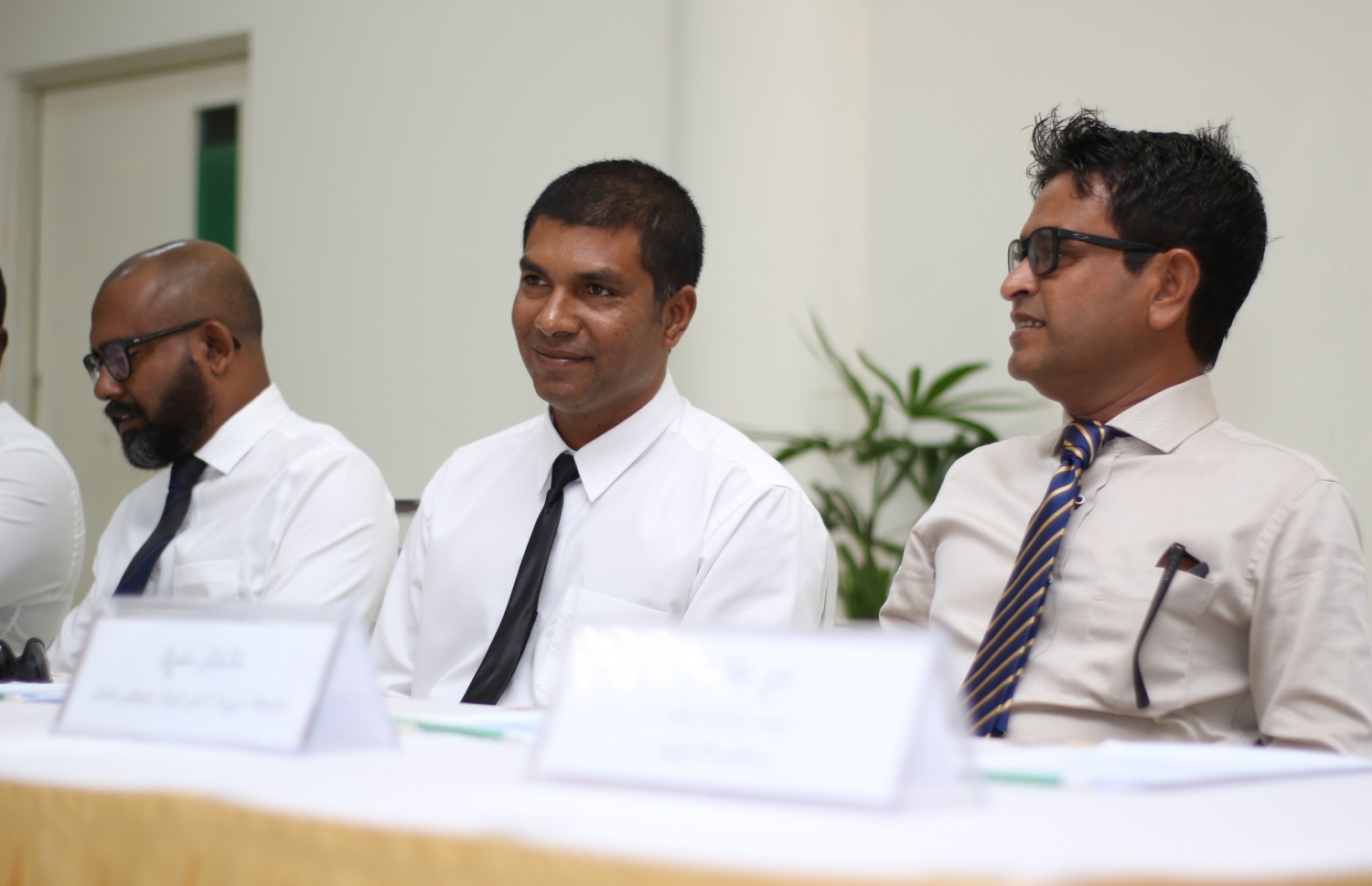 ހޯރަފުށި ދާއިރާގެ މެމްބަރު (ކ) އަދި ބާރަށު ދާއިރާގެ މެމްބަރު ޔޮޓު މަހާސިންތާގައި ބައިވެރިވެވަޑައިގަންނަވަނީ. -- ފޮޓޯ: ކަސްޓަމްސް