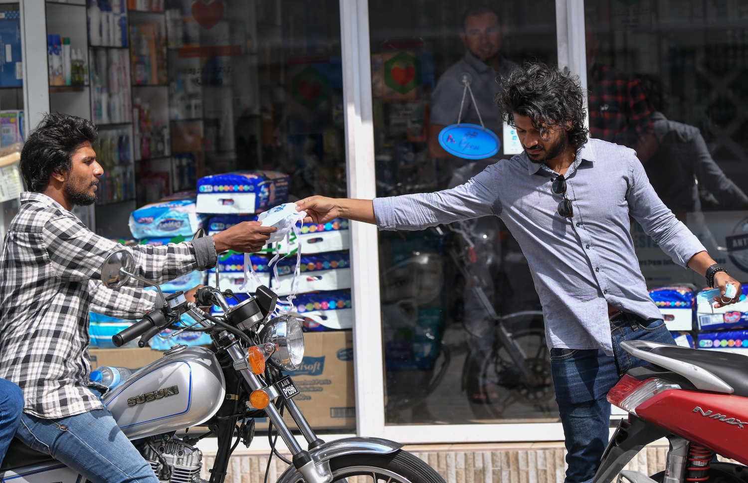 މާލެ: ޖެނުއަރީ 31، 2020: ނުރައްކާތެރި ކޮރޯނާ ވައިރަހަށް ޝައްކުކުރެވޭ މީހަކު ރާއްޖެއިން ފެނުމާ ގުޅިގެން، ރައްކާތެރިވުމުގެ ގޮތުން ބަޔަކު ބޭސް ފިހާރައަކުން މާސްކު ގަންނަނީ.--- ފޮޓޯ: ނިޝާން އަލީ/މިހާރު