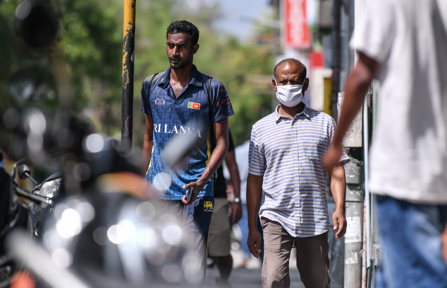 މާލެ: ޖެނުއަރީ 31، 2020: ނުރައްކާތެރި ކޮރޯނާ ވައިރަހަށް ޝައްކުކުރެވޭ މީހަކު ރާއްޖެއިން ފެނުމާ ގުޅިގެން، ރައްކާތެރިވުމުގެ ގޮތުން މީހަކު މާސްކު އަޅައިގެން.--- ފޮޓޯ: ނިޝާން އަލީ/މިހާރު