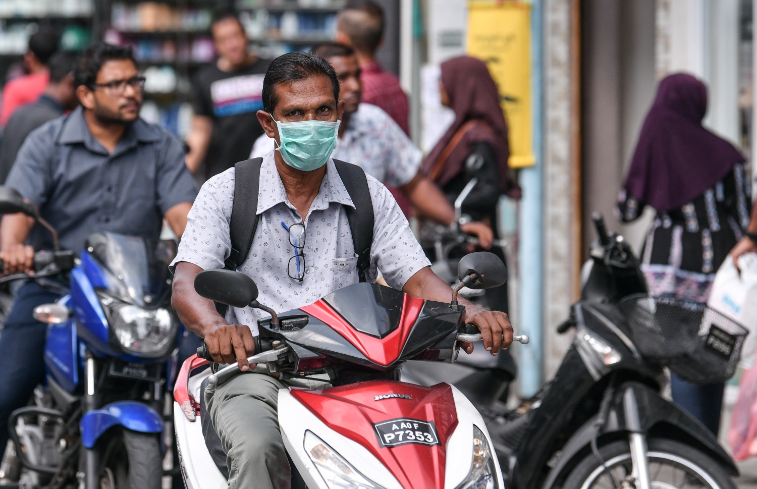 މާލެ: ޖެނުއަރީ 31، 2020: ނުރައްކާތެރި ކޮރޯނާ ވައިރަހަށް ޝައްކުކުރެވޭ މީހަކު ރާއްޖެއިން ފެނުމާ ގުޅިގެން، ރައްކާތެރިވުމުގެ ގޮތުން މީހަކު މާސްކު އަޅައިގެން.--- ފޮޓޯ: ނިޝާން އަލީ/މިހާރު