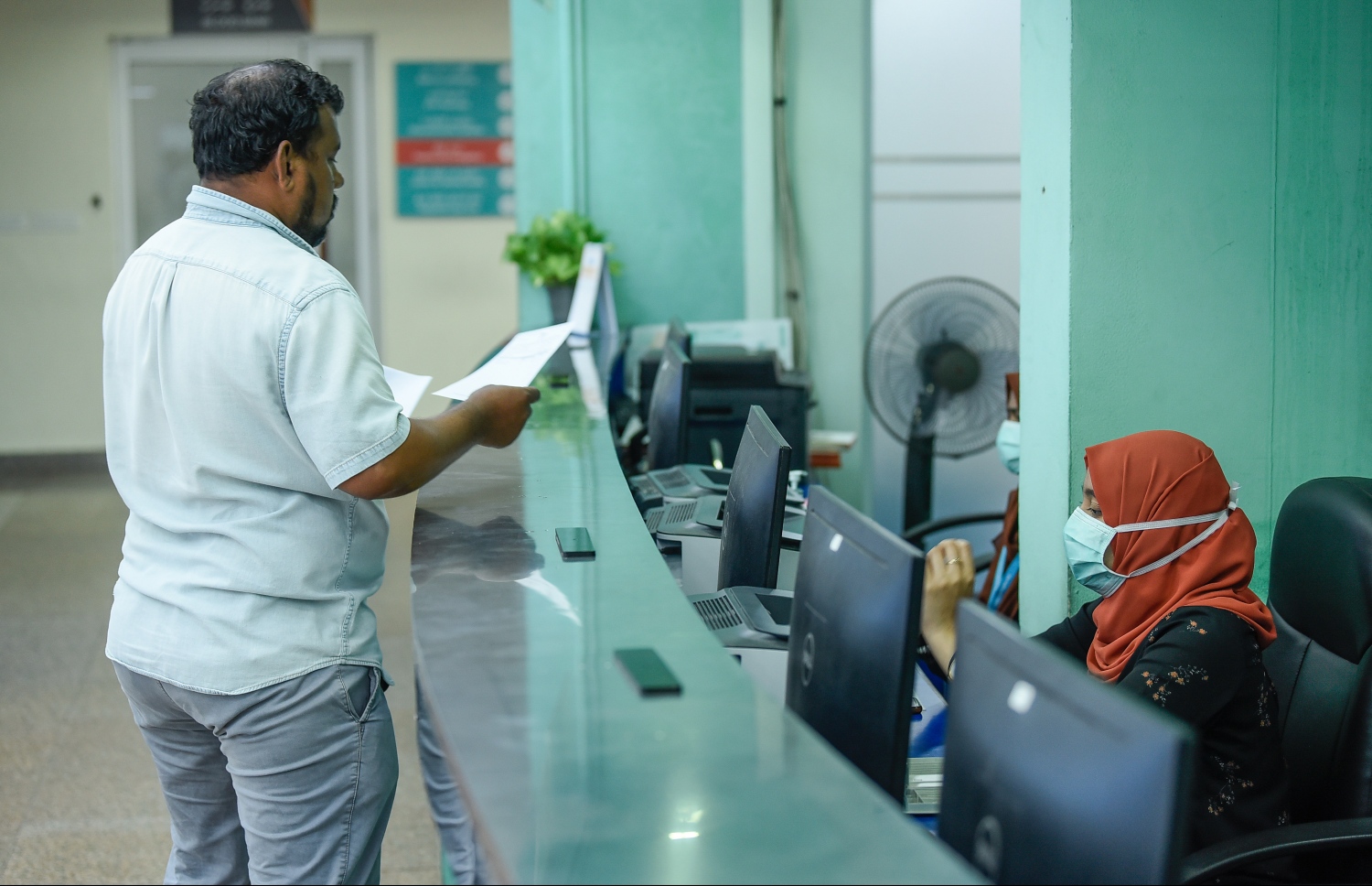 މާލެ: ޖެނުއަރީ 31، 2020: ނުރައްކާތެރި ކޮރޯނާ ވައިރަހަށް ޝައްކުކުރެވޭ މީހަކު ރާއްޖެއިން ފެނުމާ ގުޅިގެން، ރައްކާތެރިވުމުގެ ގޮތުން ހޮސްޕިޓަލެއްގެ މުވައްޒަފަކު މާސްކު އަޅައިގެން.--- ފޮޓޯ: ނިޝާން އަލީ/މިހާރު