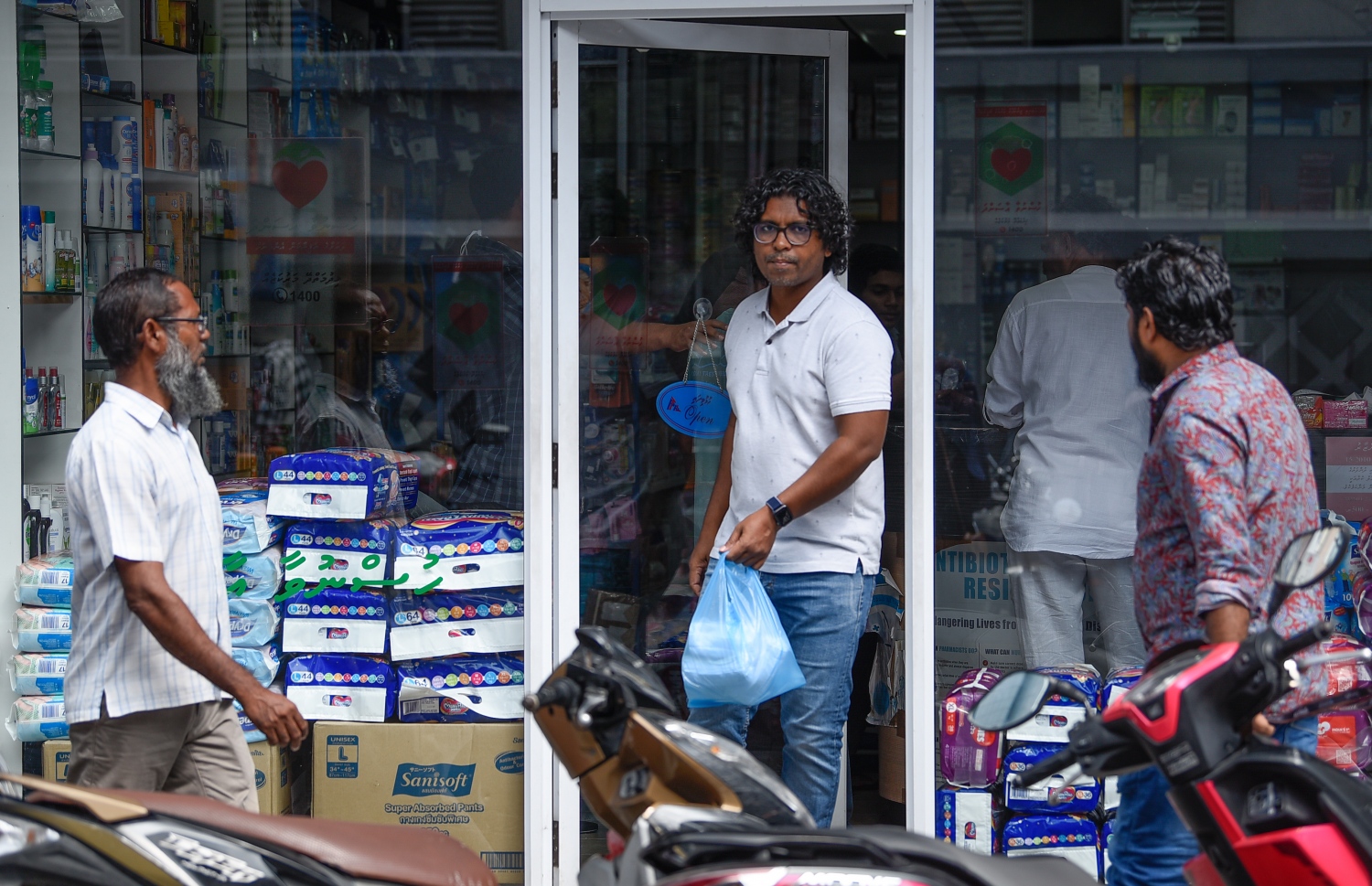 މާލެ: ޖެނުއަރީ 31، 2020: ނުރައްކާތެރި ކޮރޯނާ ވައިރަހަށް ޝައްކުކުރެވޭ މީހަކު ރާއްޖެ އިން ފެނުމާ ގުޅިގެން، ރައްކާތެރިވުމުގެ ގޮތުން މީހަކު ބޭސްފިހާރައަކުން މާސްކު ގަނެގެން ނުކުންނަނީ.--- ފޮޓޯ: ނިޝާން އަލީ/މިހާރު