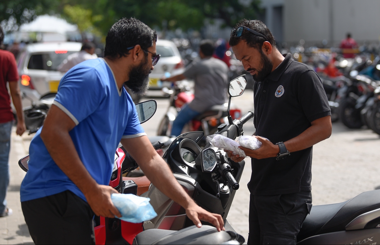 މާލެ: ޖެނުއަރީ 31، 2020: ނުރައްކާތެރި ކޮރޯނާ ވައިރަހަށް ޝައްކު ކުރެވޭ މީހަކު ރާއްޖެ އިން ފެނުމާ ގުޅިގެން، ރައްކާތެރިވުމުގެ ގޮތުން ބަޔަކު ބޭސް ފިހާރައަކުން މާސްކު ގަނެގެން ދަނީ.--- ފޮޓޯ: ނިޝާން އަލީ/މިހާރު