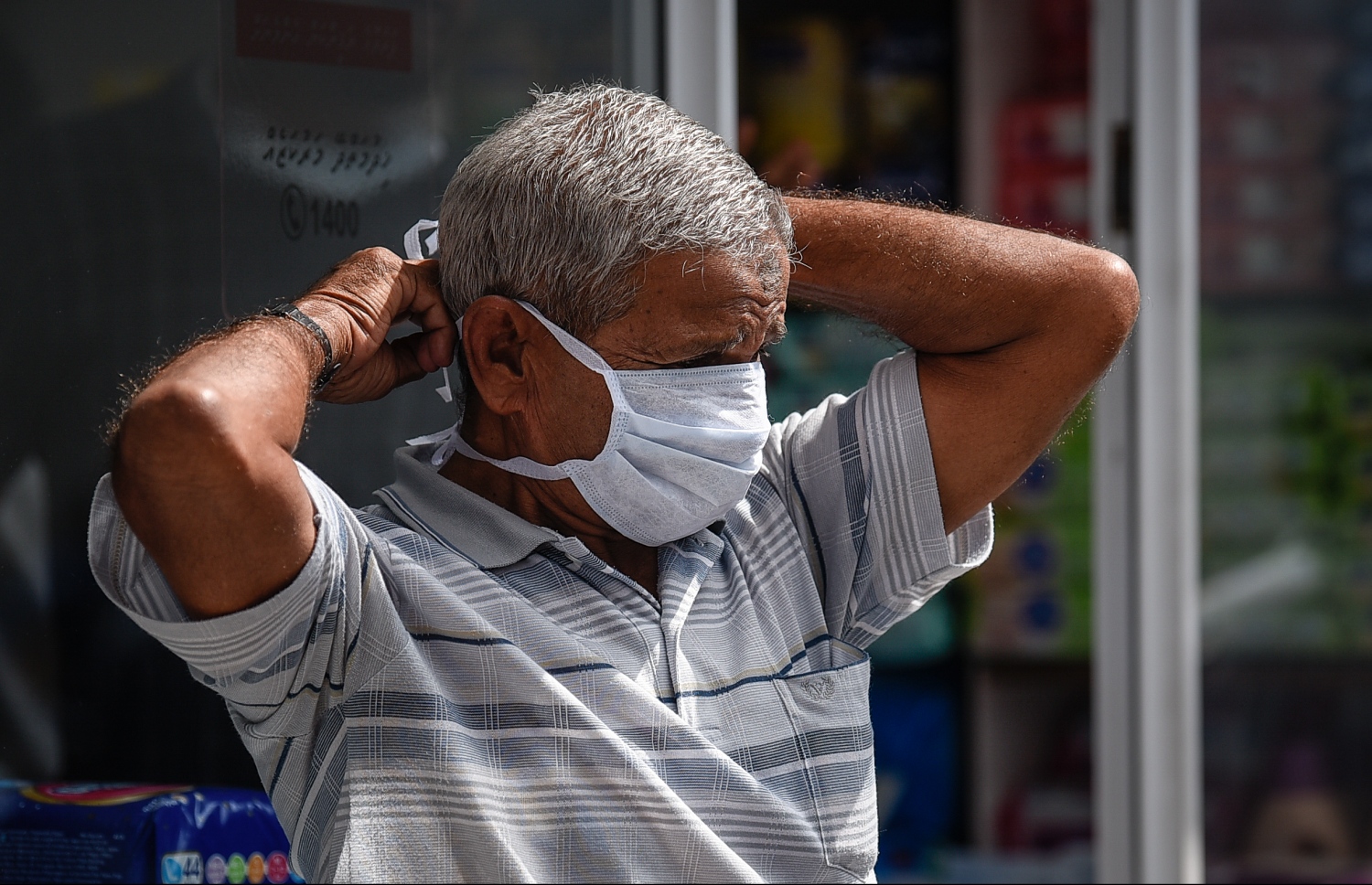 މާލެ: ޖެނުއަރީ 31، 2020: ނުރައްކާތެރި ކޮރޯނާ ވައިރަހަށް ޝައްކުކުރެވޭ މީހަކު ރާއްޖެއިން ފެނުމާ ގުޅިގެން، ރައްކާތެރިވުމުގެ ގޮތުން މީހަކު މާސްކު ބޭސް ފިހާރައަކުން މާސްކު ގަނެގެން އަޅަނީ.--- ފޮޓޯ: ނިޝާން އަލީ/މިހާރު