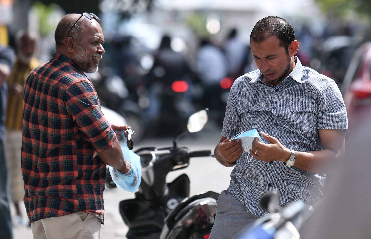 މާލެ: ޖެނުއަރީ 31، 2020: ނުރައްކާތެރި ކޮރޯނާ ވައިރަހަށް ޝައްކުކުރެވޭ މީހަކު ރާއްޖެއިން ފެނުމާ ގުޅިގެން، ރައްކާތެރިވުމުގެ ގޮތުން ބަޔަކު ބޭސް ފިހާރައަކުން މާސްކު ގަންނަނީ.--- ފޮޓޯ: ނިޝާން އަލީ/މިހާރު