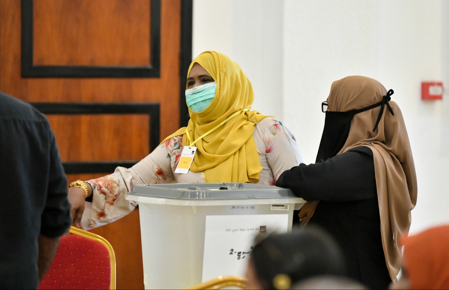 މާލެ: ޖެނުއަރީ 31، 2020: ނުރައްކާތެރި ކޮރޯނާ ވައިރަހަށް ޝައްކުކުރެވޭ މީހަކު ރާއްޖެއިން ފެނުމާ ގުޅިގެން، ރައްކާތެރިވުމުގެ ގޮތުން މީހަކު މާސްކު އަޅައިގެން.--- ފޮޓޯ: ނިޝާން އަލީ/މިހާރު