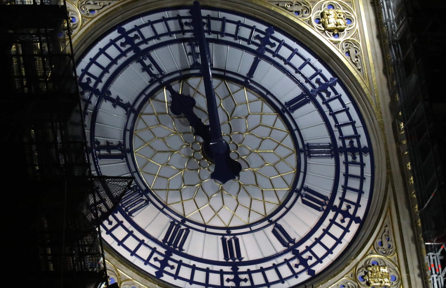 އިނގިރޭސިން އީޔޫން ވަކިވާ ވަގުތު ލަންޑަނުގެ މެދުތެރޭގެ ބިގް ބެން އިން ދައްކައިދެނީ. --ފޮޓޯ:އޭއެފްޕީ