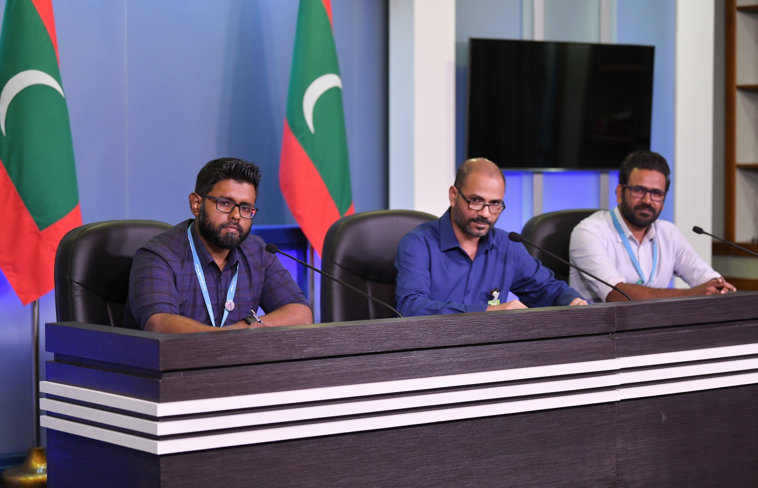 ޑރ. އިބްރާހީމް އަފްޒަލް (ކ)، ޑރ. މޫސާ ހުސައިން (މ) ޑރ. މުހައްމަދު އަލީ، އިއްޔެގެ ނޫސްވެރިންގެ ބައްދަލުވުމުގައި -- ފޮޓޯ:ނިޝާން އަލީ/މިހާރު