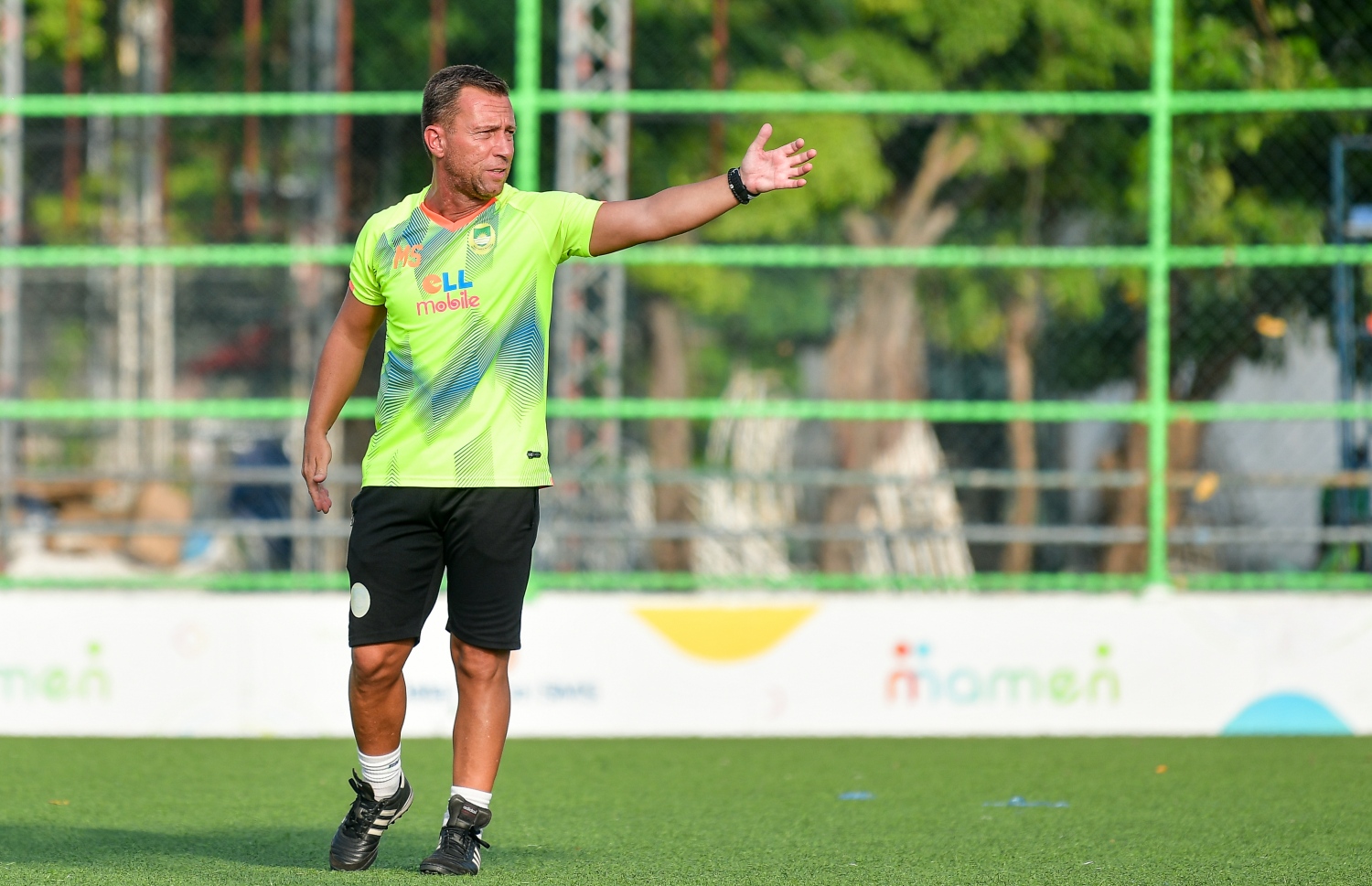 މާޒިޔާ ޕްރެކްޓިހުގެ ތެރެއިން އެ ޓީމުގެ ކޯޗު ސެކުލޮސްކީ ޓީމުގެ ކުޅުންތެރިންނަށް ބުނެދެނީ. -- ފޮޓޯ: ނިޝާން އަލީ/ މިހާރު