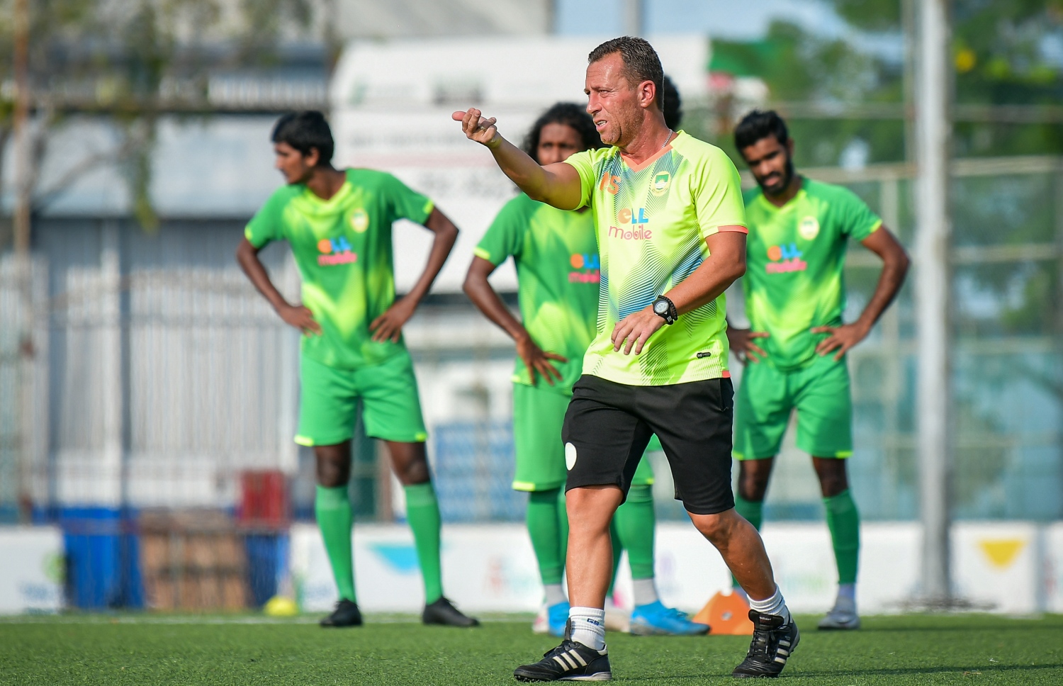 މާޒިޔާގެ ޓްރެއިނިންގެ ތެރެއިން ސެކުލޮސްކީ އެ ޓީމުގެ ކުޅުންތެރިންނަށް ބުނެދެނީ. -- ފޮޓޯ: ނިޝާން އަލީ/ މިހާރު