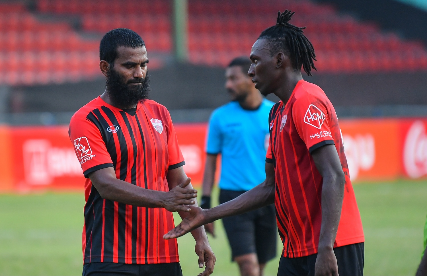 ޓީސީގެ ދެ ފޯވާޑުން ކަމަށްވާ ދަގަނޑޭ (ވ) އާއި ސެއިންޓް ވިންސެންޓުގެ މެލްކޮމް: ޓީސީން ވަނީ އެންމެ ފަހުން ކުޅުނު މެޗުގައި، އެފްއޭ ކަޕުގައި ކްލަބް އޭދަފުށި އަތުން 13-0 އިން މޮޅުވެފައި. --ފޮޓޯ: ނިޝާން އަލީ/ މިހާރު