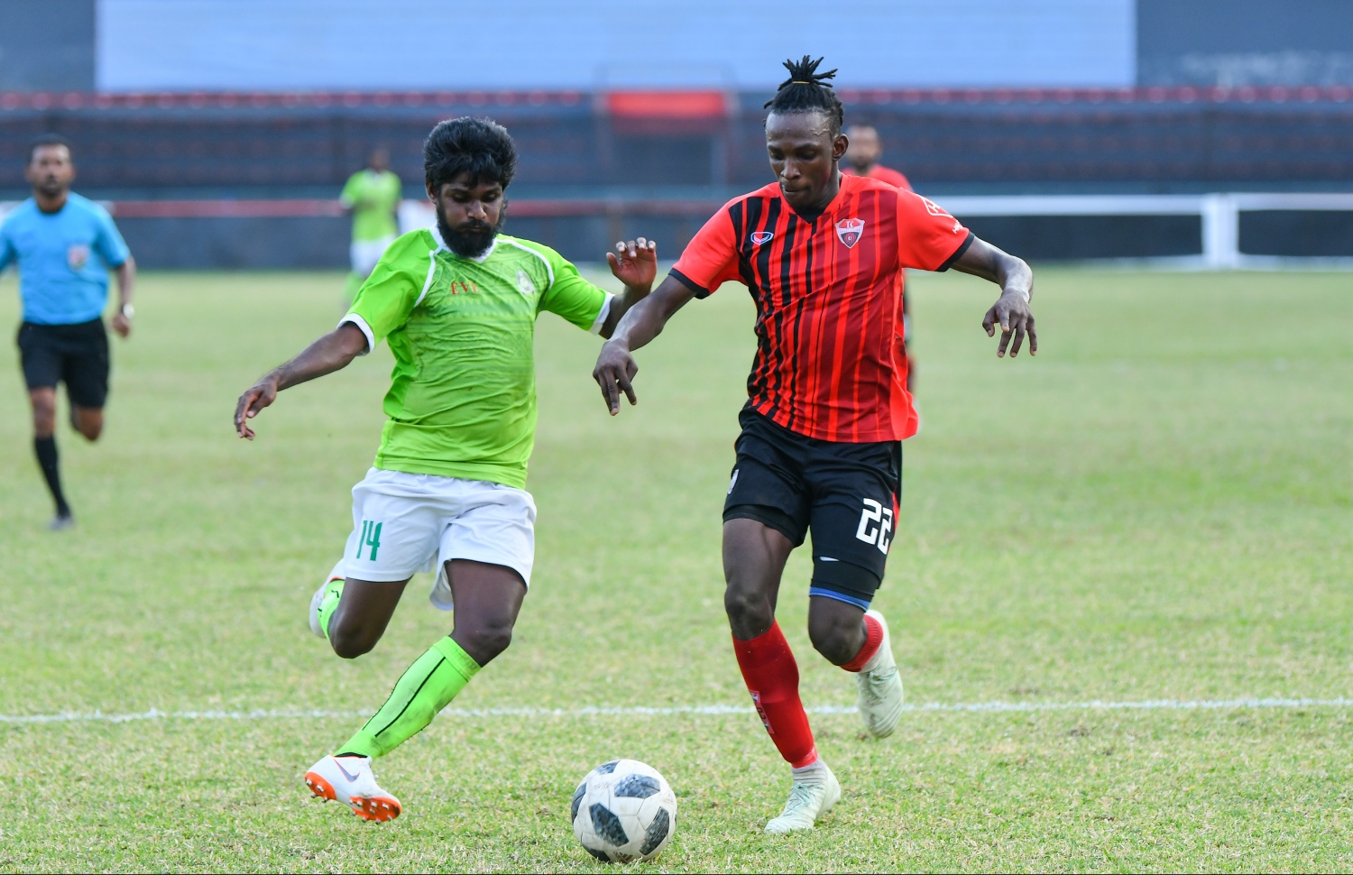 ދިރާގު ދިވެހި ޕްރިމިއާ ލީގުގައި ޓީސީ ކުޅުނު މެޗެއްގައި ޓީސީގެ ފޯވާޑް މެލްކޮމް (ކ) ގްރީންސްޓްރީޓްސްގެ ކުޅުންތެރިޔެއް ކައިރިން ދެމި ގަންނަން މަސައްކަތްކުރަނީ. --ފޮޓޯ: