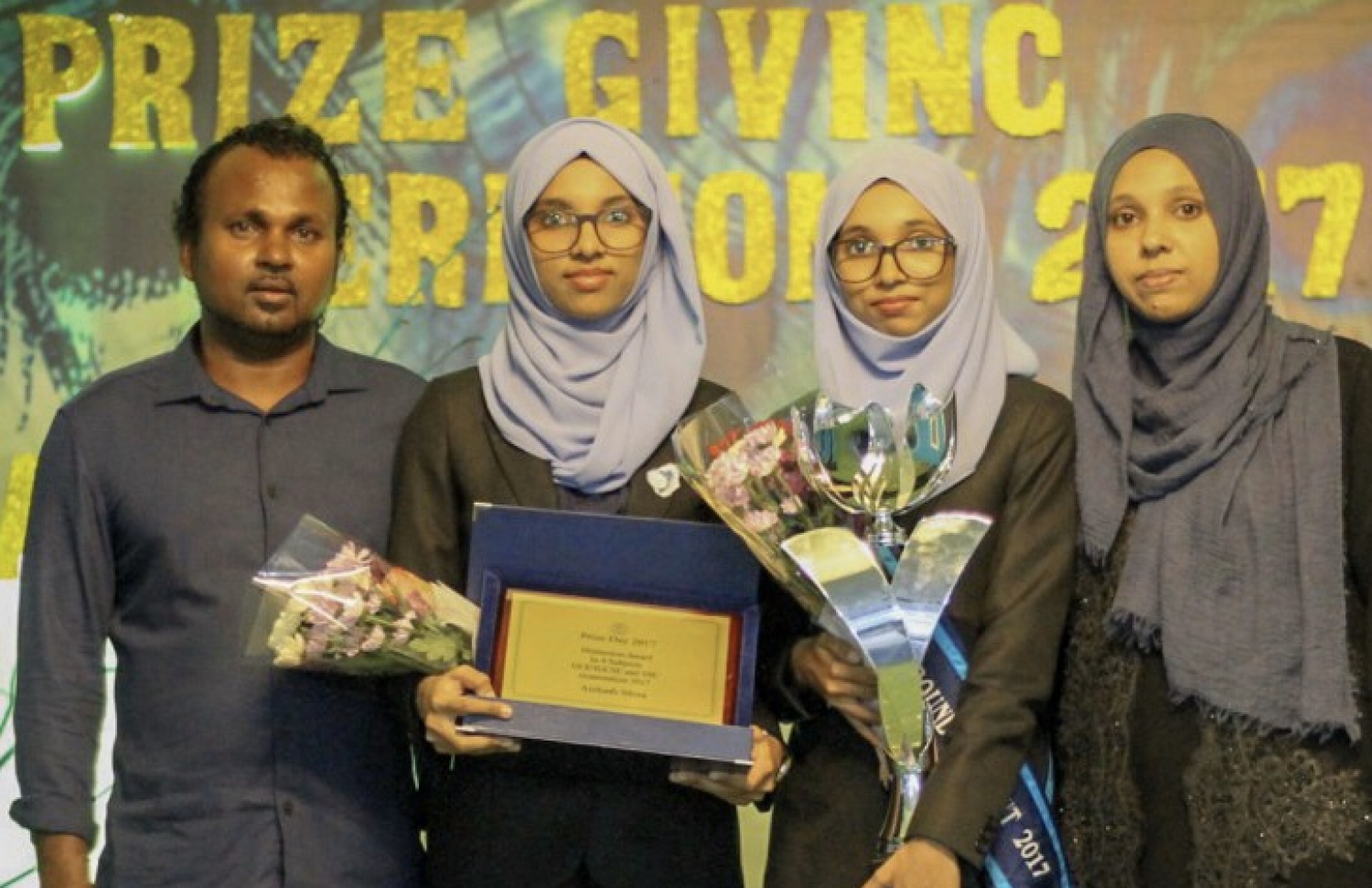 ޝިރާ އާއި ތާނީ، މަންމަ އައި ބަައްޕައާ އެކު، އިނާމު ދިނުމުގެ ޖަލްސާއަށް ފަހު