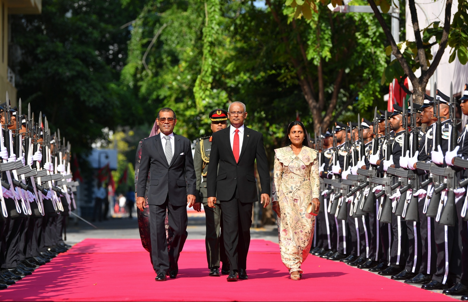 ރައްޔިތުންގެ މަޖިލީސް މިދައުރަށް ހުޅުވުމުގެ ޖަލްސާއަށް ރައީސް އިބްރާހީމް މުހައްމަދު ސޯލިހު ވަޑައިގެންނެވުމުން މަޖިލީހުގެ ރައީސް މުހައްމަދު ނަޝީދު އެމަނިކުފާނަށް މަރުހަބާ ވިދާޅުވަނީ.