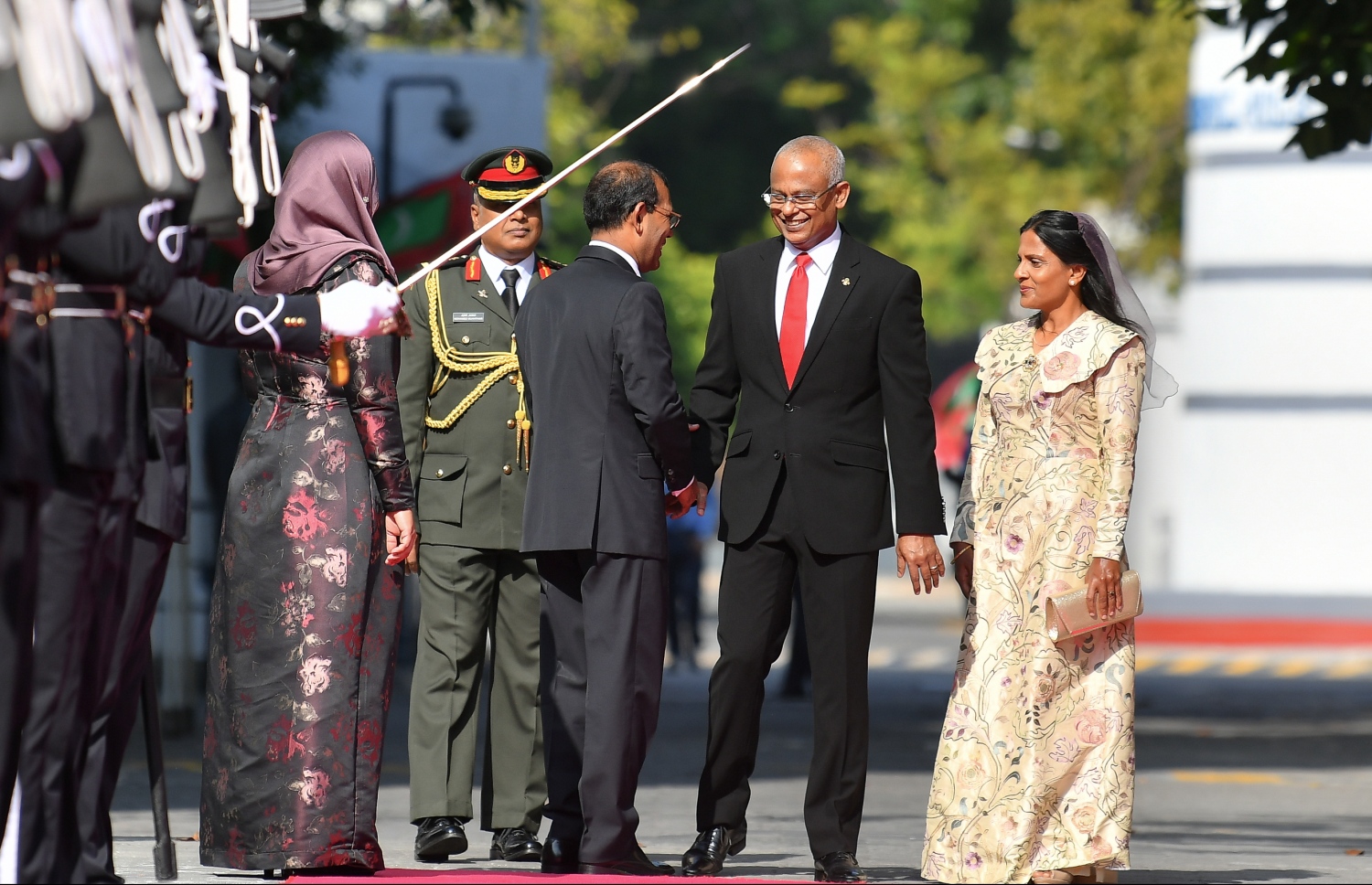 މާލެ: ފެބްރުއަރީ 3، 2020: ރައްޔިތުންގެ މަޖިލީހުގެ 2020 ވަނަ އަހަރުގެ ފުރަތަމަ ދައުރުގެ ފުރަތަމަ ޖަލްސާގައި ބައިވެރިވެ ވަޑައިގަތުމަށް ރައީސް މުހައްމަދު ސޯލިހުގެ ދެކަނބަލުން ވަޑައިގަތުމުން، ރައްޔިތުން މަޖިލީހުގެ ރައީސް މުހައްމަދު ނަޝީދު އެ ދެ ބޭފުޅުންނަށް މަރުހަބާ ދަންނަވަނީ.-- ފޮޓޯ: ނިޝާން އަލީ /މިހާރު