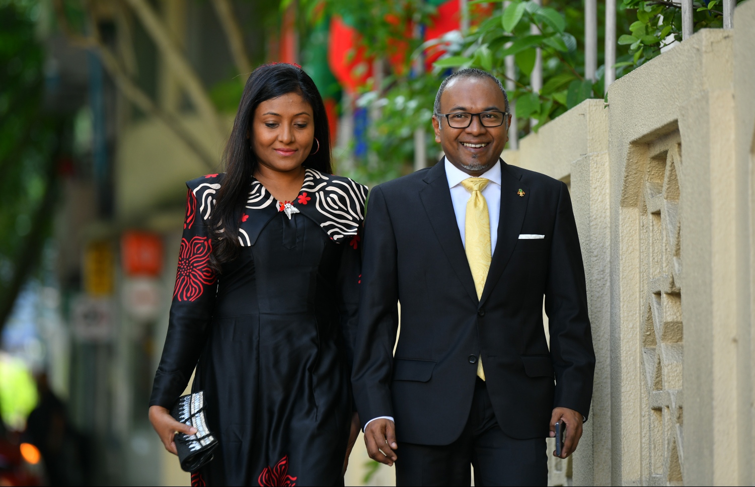 މާލެ: ފެބްރުއަރީ 3، 2020: ރައްޔިތުންގެ މަޖިލީހުގެ 2020 ވަނަ އަހަރުގެ ފުރަތަމަ ދައުރުގެ ފުރަތަމަ ޖަލްސާގައި ބައިވެރިވެ ވަޑައިގަތުމަށް މެމްބަރު ހަސަން ލަތީފްގެ ދެކަނބަލުން ވަޑައިގަންނަވަނީ.-- ފޮޓޯ: ނިޝާން އަލީ /މިހާރު