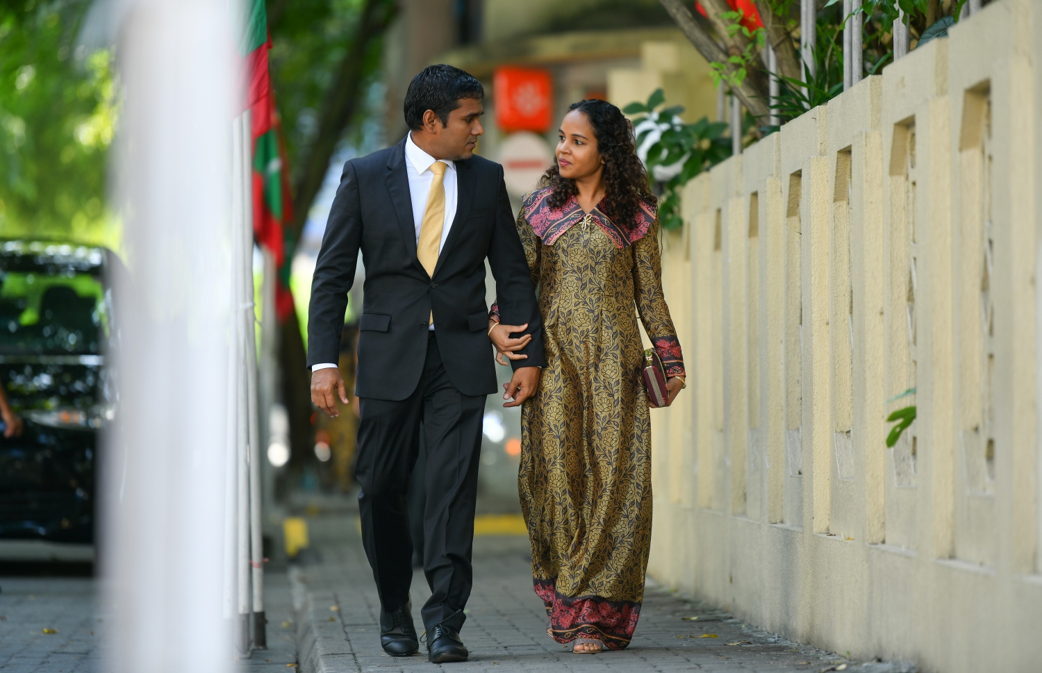 މާލެ: ފެބްރުއަރީ 3، 2020: ރައްޔިތުންގެ މަޖިލީހުގެ 2020 ވަނަ އަހަރުގެ ފުރަތަމަ ދައުރުގެ ފުރަތަމަ ޖަލްސާގައި ބައިވެރިވެ ވަޑައިގަތުމަށް މެމްބަރު އިލްޔާސް ލަބީބުގެ ދެމަފިރިން ވަޑައިގަންނަވަނީ.-- ފޮޓޯ: ނިޝާން އަލީ /މިހާރު