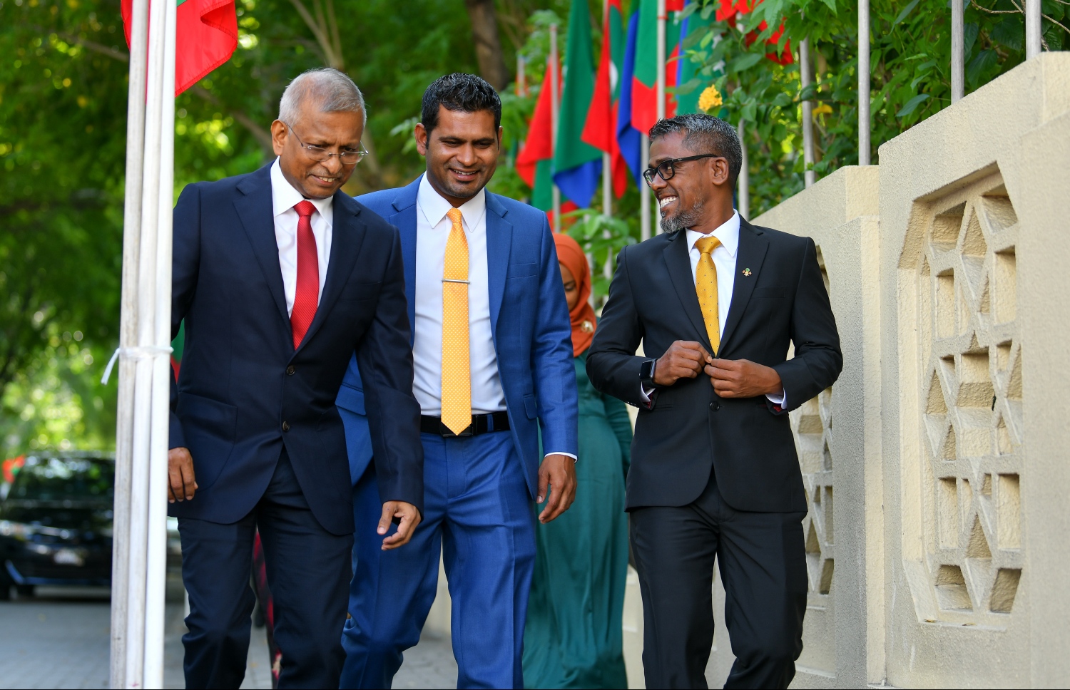 މާލެ: ފެބްރުއަރީ 3، 2020: ރައްޔިތުންގެ މަޖިލީހުގެ 2020 ވަނަ އަހަރުގެ ފުރަތަމަ ދައުރުގެ ފުރަތަމަ ޖަލްސާގައި ބައިވެރިވެ ވަޑައިގަތުމަށް މަޖިލީހުގެ ބައެއް މެމްބަރުންނާއި ދައުލަތުގެ ބައެއް އިސްވެރިން ވަޑައިގަންނަވަނީ.-- ފޮޓޯ: ނިޝާން އަލީ /މިހާރު