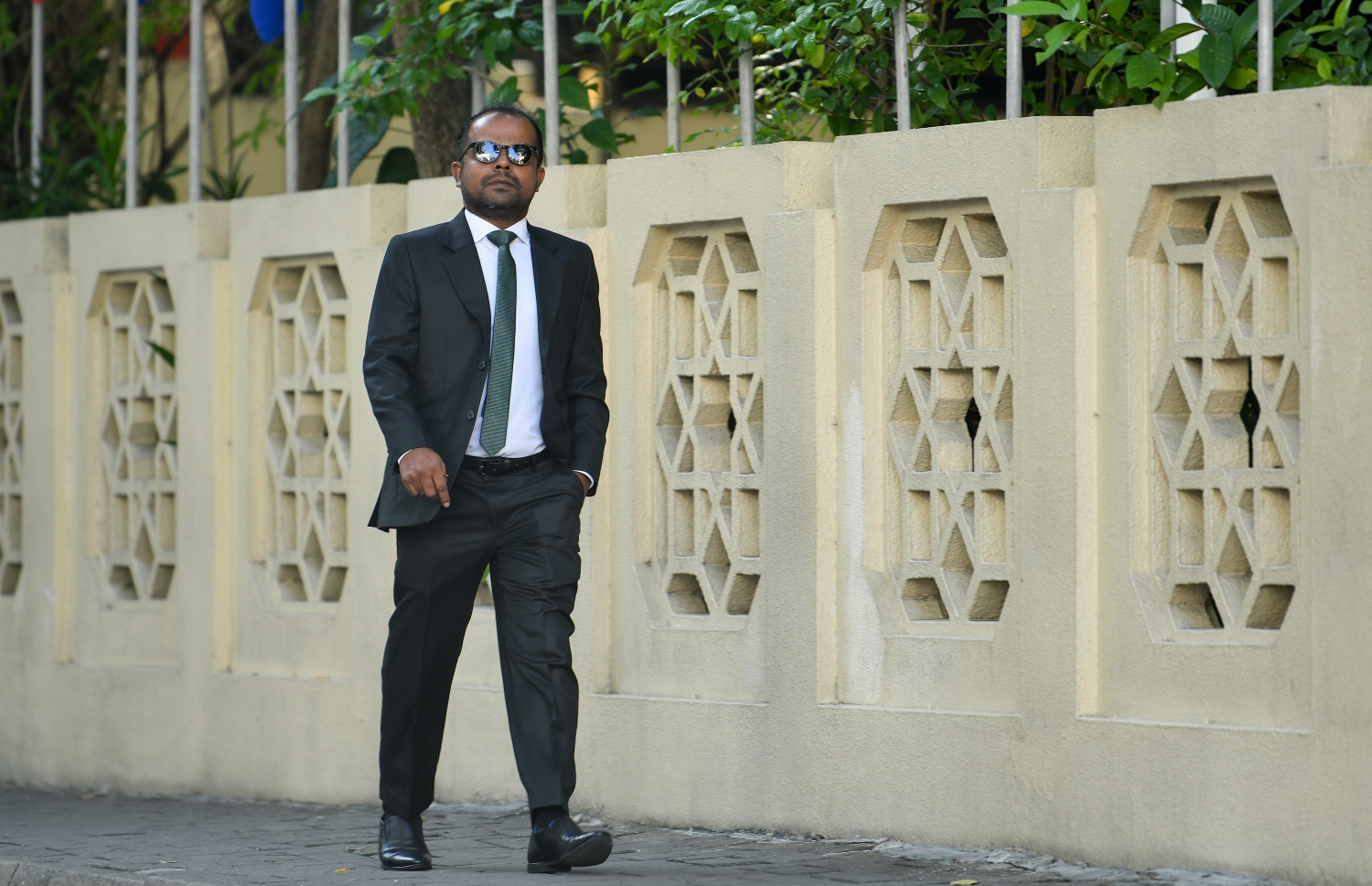 މާލެ: ފެބްރުއަރީ 3، 2020: ރައްޔިތުންގެ މަޖިލީހުގެ 2020 ވަނަ އަހަރުގެ ފުރަތަމަ ދައުރުގެ ފުރަތަމަ ޖަލްސާގައި ބައިވެރިވެ ވަޑައިގަތުމަށް އިންފޮމޭޝަން ކޮމިޝަނަރު ހުސެން ފިޔާޒް މޫސާ ވަޑައިގަންނަވަނީ.-- ފޮޓޯ: ނިޝާން އަލީ /މިހާރު