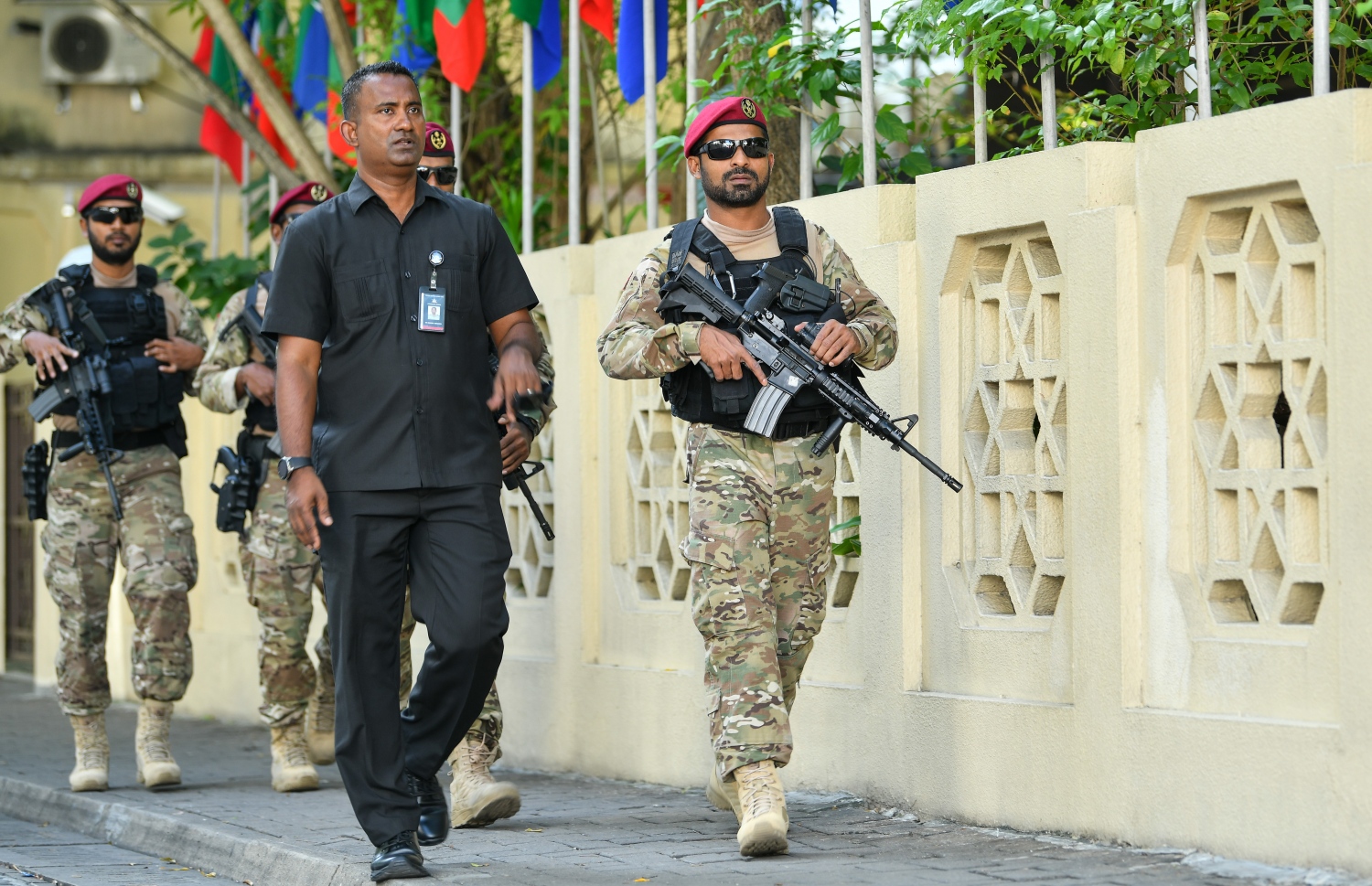 މާލެ: ފެބްރުއަރީ 3، 2020: ރައްޔިތުންގެ މަޖިލީހުގެ 2020 ވަނަ އަހަރުގެ ފުރަތަމަ ދައުރުގެ ފުރަތަމަ ޖަލްސާގައިރައީސްގެ ސެކުރިޓީ ފޯސް-- ފޮޓޯ: ނިޝާން އަލީ /މިހާރު