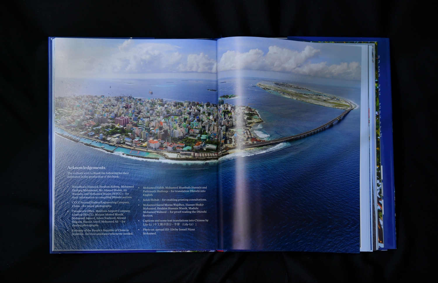 ޗައިނާ-މޯލްޑިވްސް ފްރެންޑްޝިޕް ބްރިޖުގެ ފޮތުގެ ސަފުހާއެއް: މިފަދަ ވަރަށް ގިނަ ޑްރޯން ފޮޓޯތައް މި ފޮތުގައި ހިމެނޭ. -- ފޮޓޯ: ހުސެއިން ވަހީދު/ މިހާރު