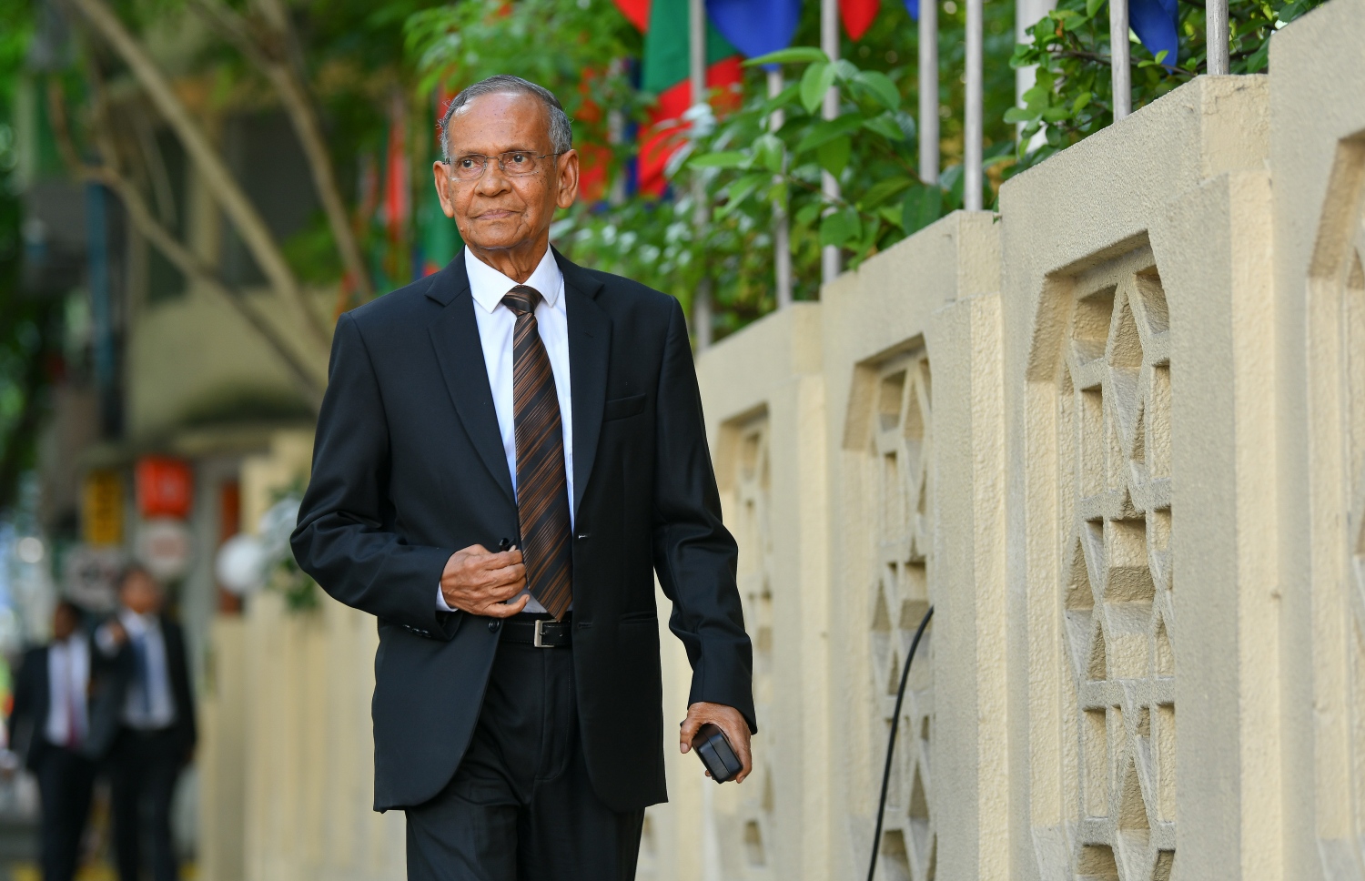 މާލެ: ފެބްރުއަރީ 3، 2020: ރައްޔިތުންގެ މަޖިލީހުގެ 2020 ވަނަ އަހަރުގެ ފުރަތަމަ ދައުރުގެ ފުރަތަމަ ޖަލްސާގައި ބައިވެރިވެ ވަޑައިގަތުމަށް އިސްލާމިކް ޔުނިވާސިޓީގެ ޗާންސެލަރ ޑރ. މުހަންމަދު ޒާހިރު ހުސެން ވަޑައިގަންނަވަނީ.-- ފޮޓޯ: ނިޝާން އަލީ /މިހާރު