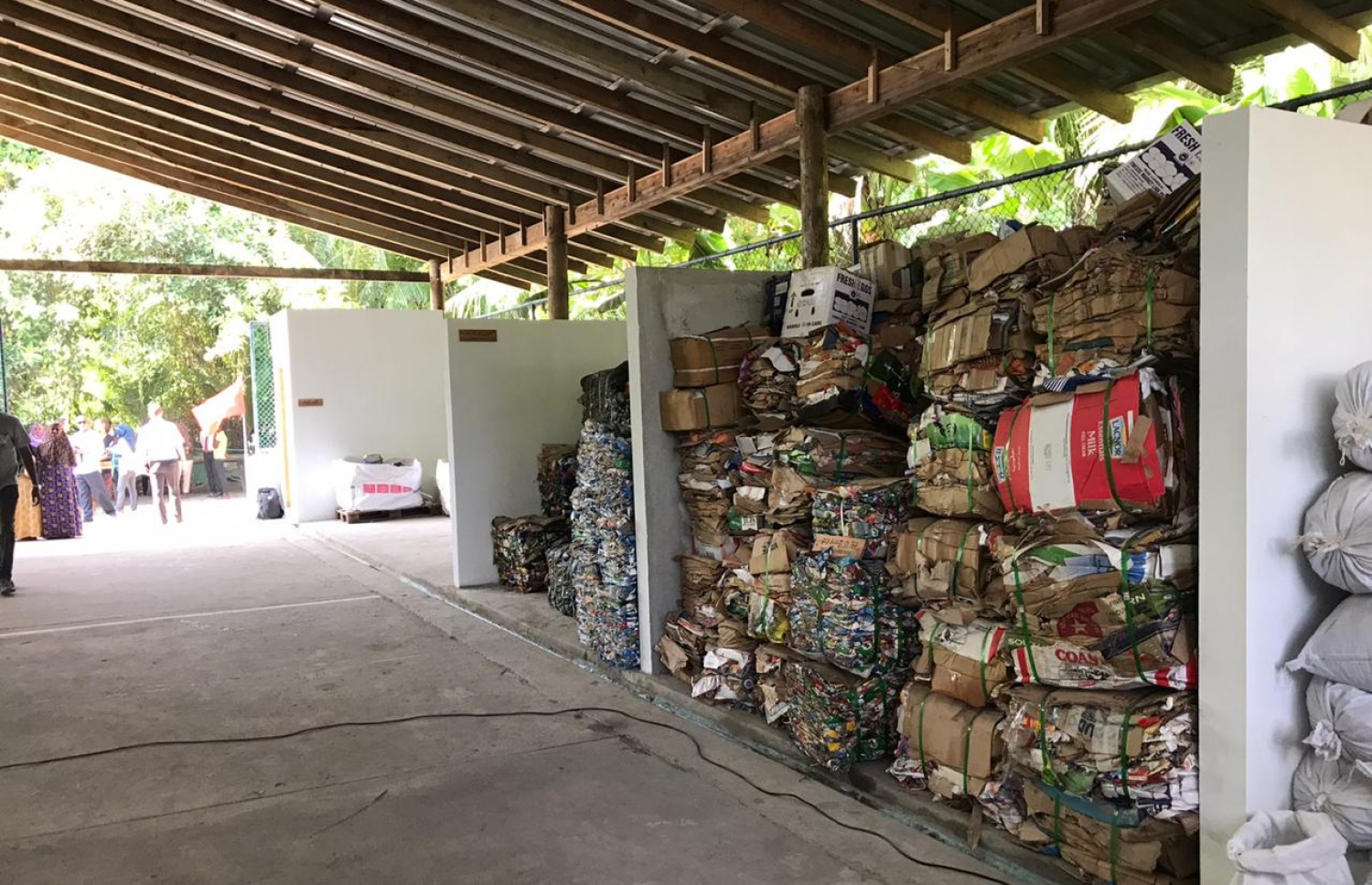 ސެންޓްރޯގައި ކުނި ކޮންޕެކްޓްކޮށް ބަހައްޓާފައި: މިރަށުގައި މިހާރު ކުނި އެންދުން ވަނީ ހުއްޓާލާފައި-- ފޮޓޯ: އަހުމަދު ސާއިލް އަލީ/މިހާރު