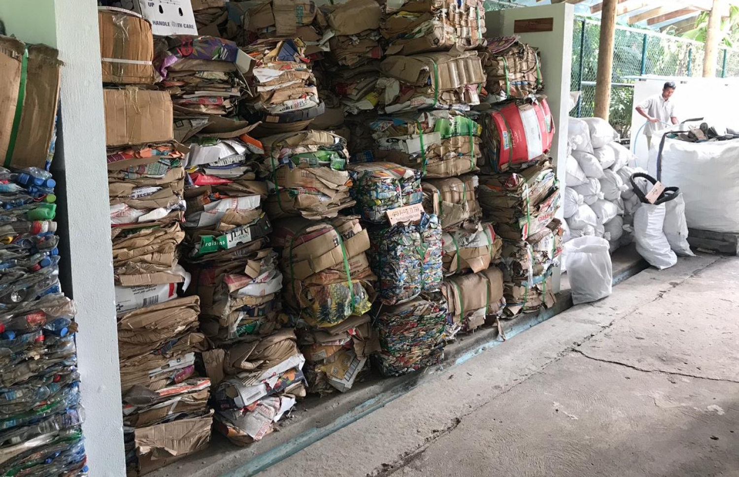 އެކި ވައްތަރުގެ ކުނި ވަކިކޮށް ކޮންޕެކްޓްކޮށްފައި: އެކުނިން އަންނަނީ ނަފާ ހޯދަމުން-- ފޮޓޯ: މިހާރު