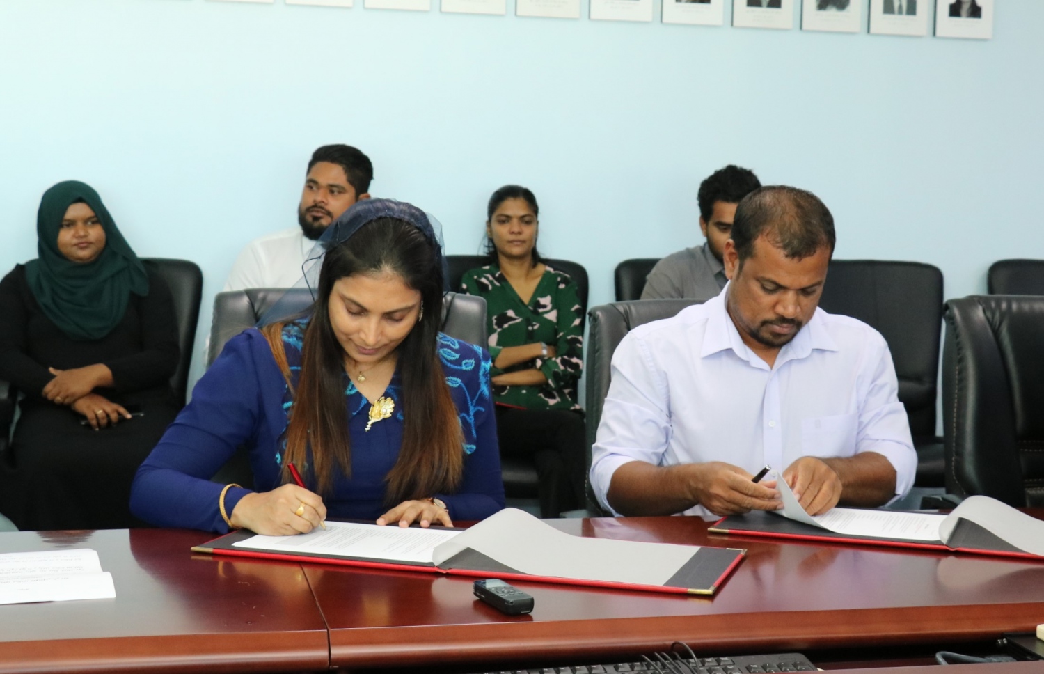 ދަރުމަވަންތަ ސްކޫލުގެ އާ އިމާރާތް އެޅުމުގެ އެއްބަސްވުމުގައި އެޑިއުކޭޝަން މިނިސްޓަރު ޑރ. އައިޝަތު އަލީ އާއި އެސްޖޭ ކޮންސްޓްރަކްޝަންގެ ޑިރެކްޓަރު ޝިހާދު ސޮއިކުރައްވަނީ.-- ފޮޓޯ: އެޑިއުކޭޝަން މިނިސްޓްރީ