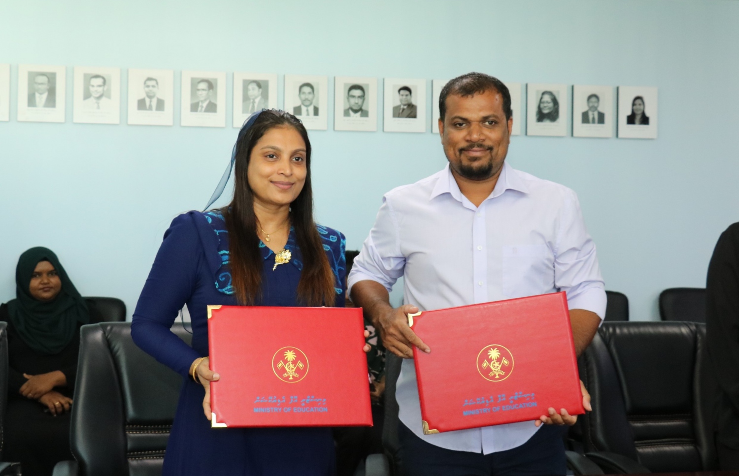 ދަރުމަވަންތަ ސްކޫލުގެ އާ އިމާރާތުގެ އެއްބަސްވުމުގައި، އެޑިއުކޭޝަން މިނިސްޓަރު ޑރ. އައިޝަތު އަލީ އަދި އެސްޖޭ ކޮންސްޓްރަކްޝަންގެ ޑިރެކްޓަރު ޝިހާދު ސޮއިކުރެއްވުމަށްފަހު ފޮޓޯއަކަށް ހުއްޓިވަޑައިގެން.-- ފޮޓޯ: އެޑިއުކޭޝަން މިނިސްޓްރީ