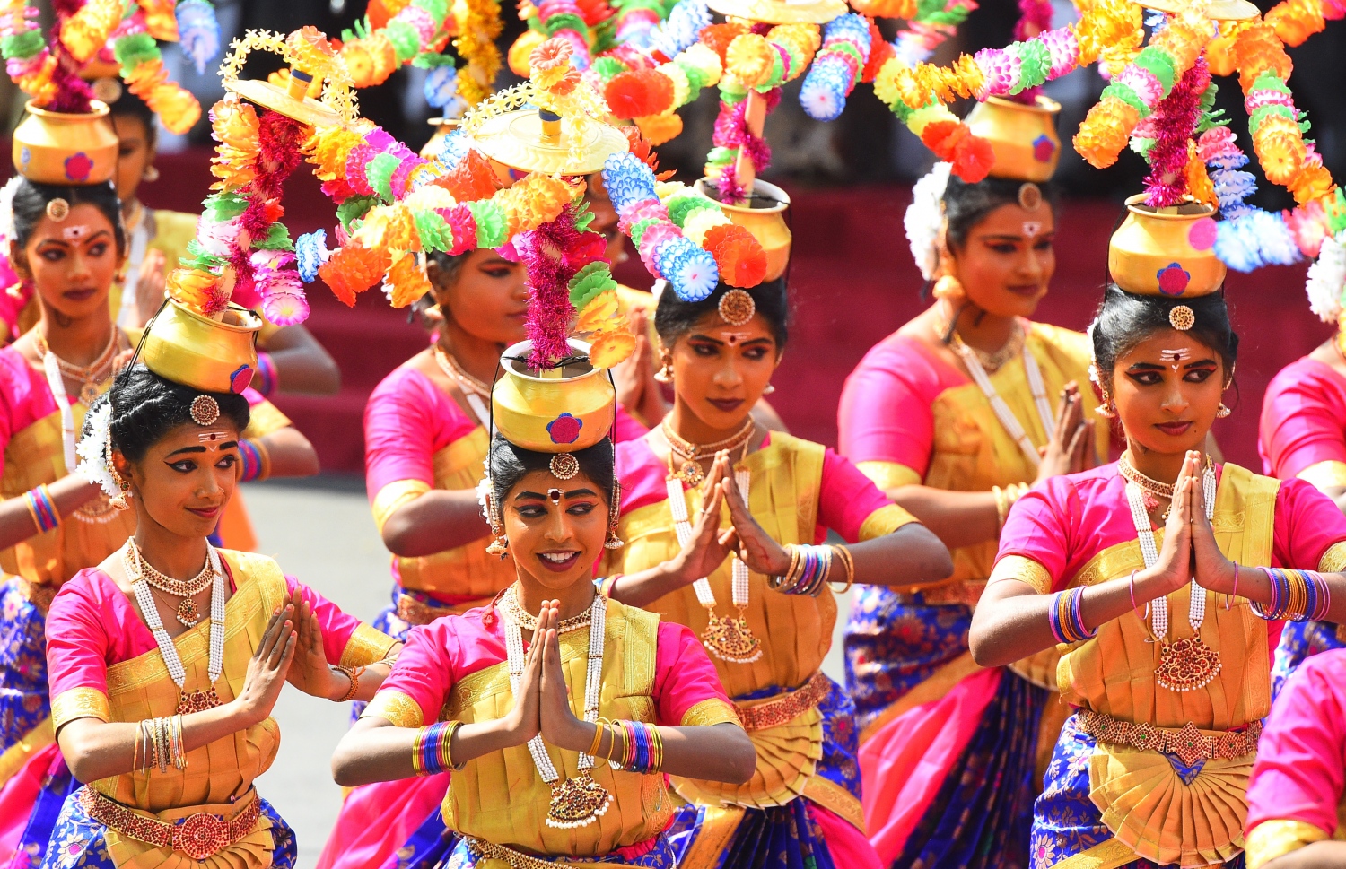 ކޮލަމްބޯ: ފެބްރުއަރީ 4، 2020: ސްރީ ލަންކާގެ 72 ވަނަ މިނިވަން ދުވަހުގެ ރަސްމިއްޔާތުގައި ސަގާފީ ކުޅިވަރުތައް ދައްކާލަނީ. --ފޮޓޯ:އޭއެފްޕީ