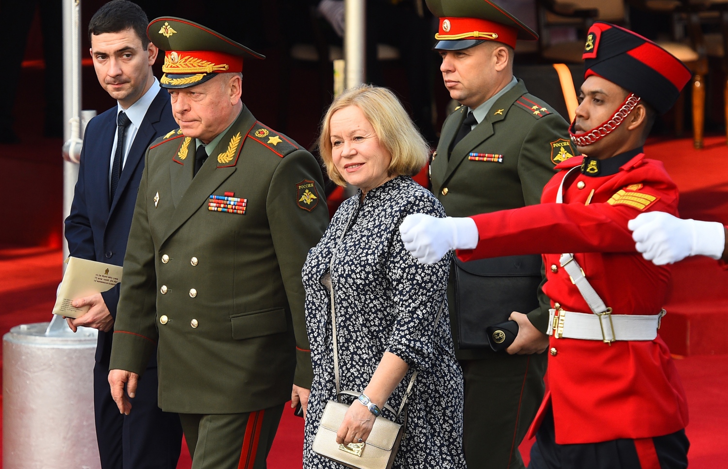 ކޮލަމްބޯ: ފެބްރުއަރީ 4، 2020: ސްރީ ލަންކާގެ 72 ވަނަ މިނިވަން ދުވަހުގެ ރަސްމިއްޔާތަށް ރަޝިޔާ ސިފައިންގެ ވެރިޔާ އޮލެގް ސަލިޔުކޯފް (ވ-2) ވަޑައިގަންނަވަނީ. --ފޮޓޯ:އޭއެފްޕީ