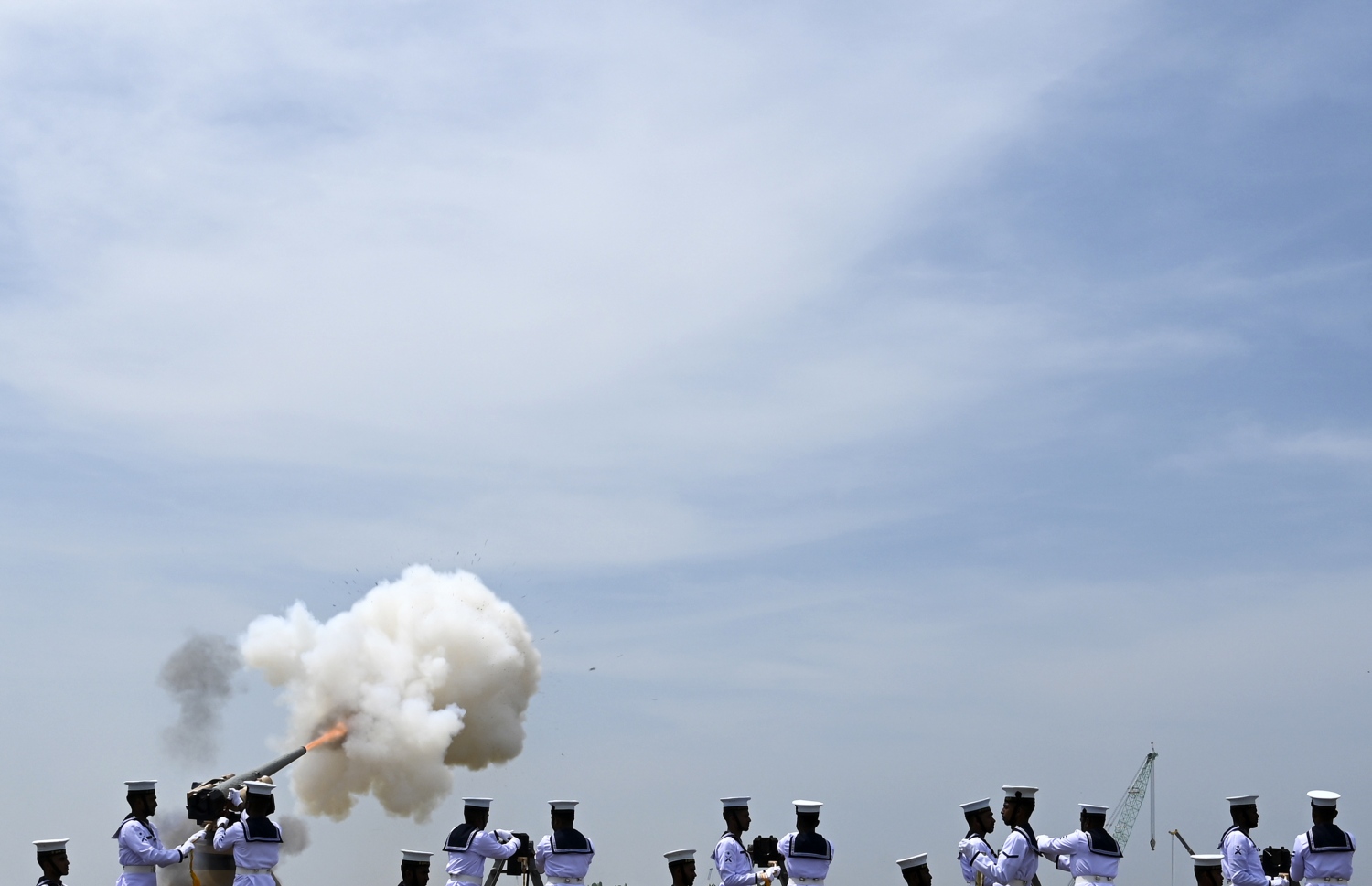 ކޮލަމްބޯ: ފެބްރުއަރީ 4، 2020: ސްރީ ލަންކާގެ 72 ވަނަ މިނިވަން ދުވަހުގެ ރަސްމިއްޔާތުގައި 21 ބަޑީގެ ސެލިއުޓް ދެނީ. --ފޮޓޯ:އޭއެފްޕީ