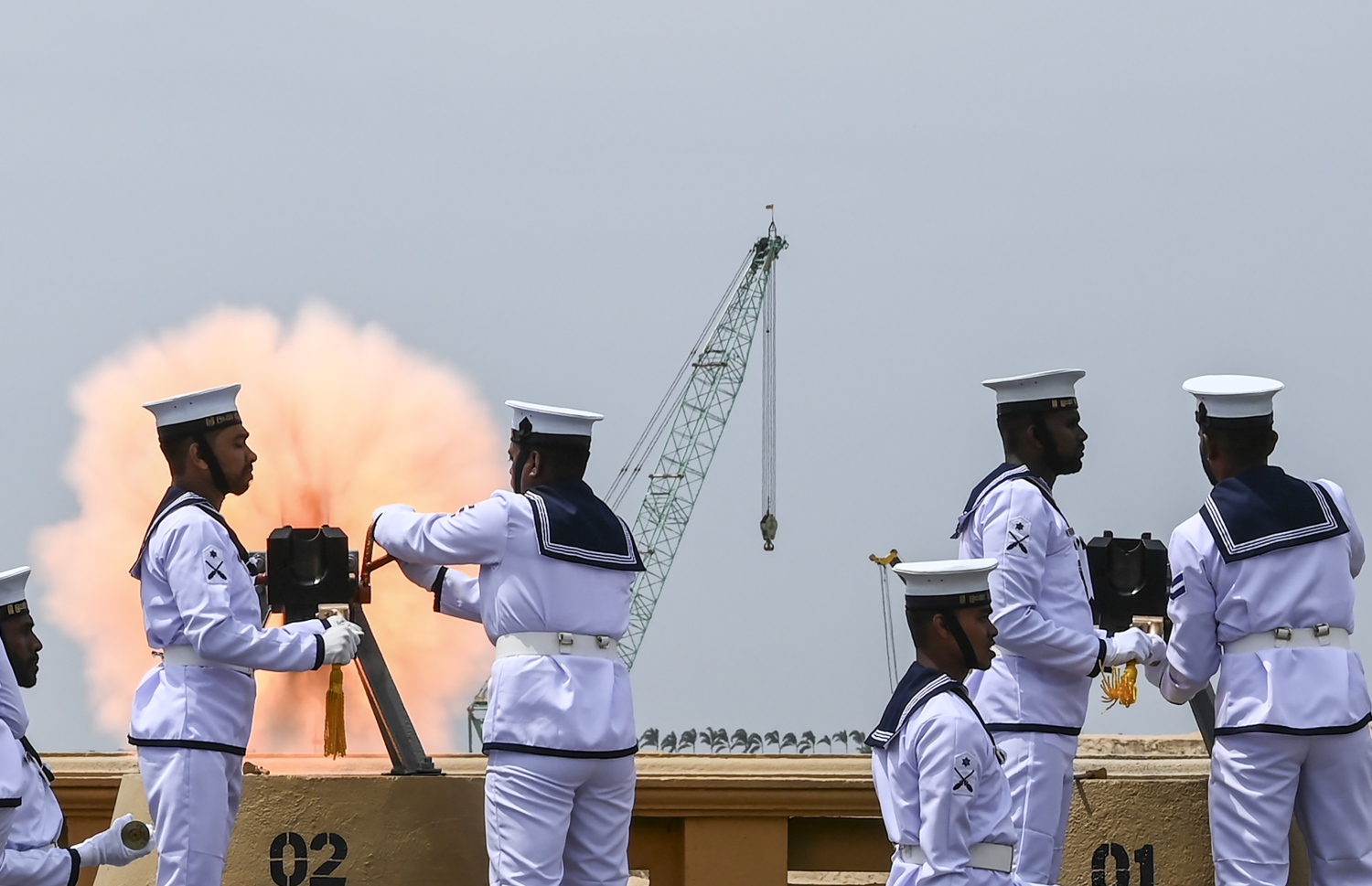 ކޮލަމްބޯ: ފެބްރުއަރީ 4، 2020: ސްރީ ލަންކާގެ 72 ވަނަ މިނިވަން ދުވަހުގެ ރަސްމިއްޔާތުގައި 21 ބަޑީގެ ސެލިއުޓް ދެނީ. --ފޮޓޯ:އޭއެފްޕީ