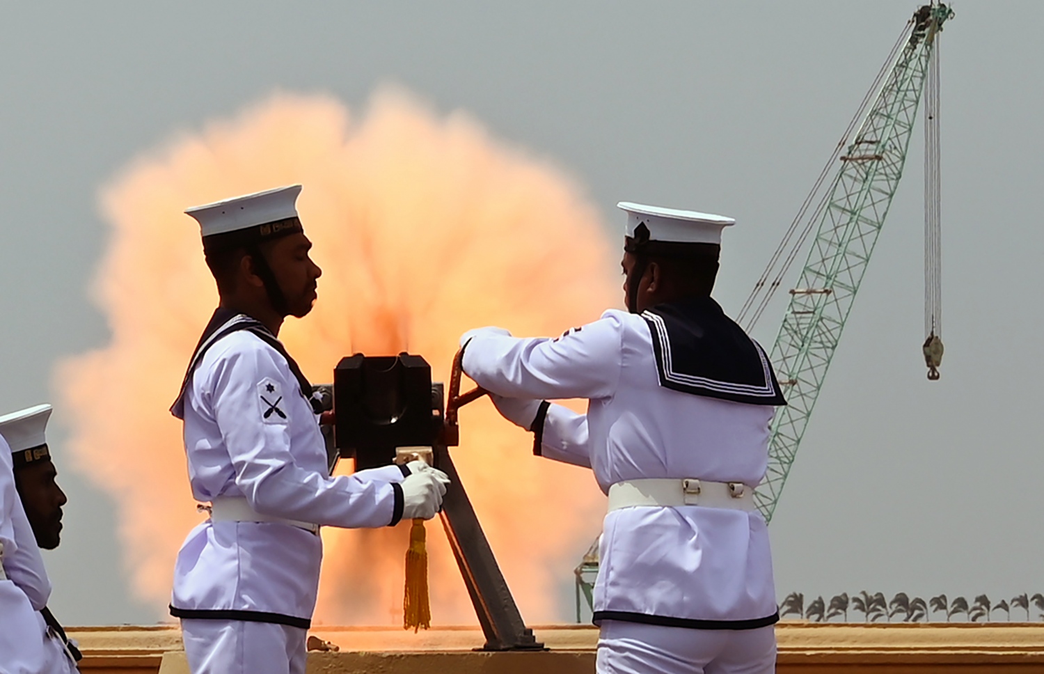 ކޮލަމްބޯ: ފެބްރުއަރީ 4، 2020: ސްރީ ލަންކާގެ 72 ވަނަ މިނިވަން ދުވަހުގެ ރަސްމިއްޔާތުގައި 21 ބަޑީގެ ސެލިއުޓް ދެނީ. --ފޮޓޯ:އޭއެފްޕީ