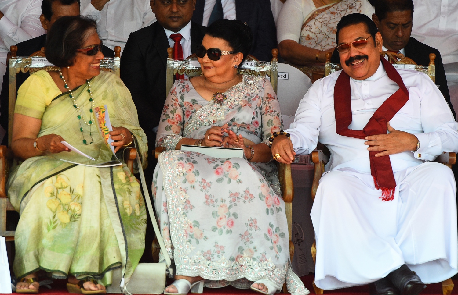 ކޮލަމްބޯ: ފެބްރުއަރީ 4، 2020: ސްރީ ލަންކާގެ 72 ވަނަ މިނިވަން ދުވަހުގެ މުނާސަބަތުގައި ބޭއްވި ރަސްމިއްޔާތުގައި ބޮޑު ވަޒީރު މަހިންދާ ރާޖަޕަކްސާ (ކ) އެމަނިކުފާނުގެ އަނބިކަނބަލުން ޝިރާންތީ އަދި ކުރީގެ ރައީސާ ޗަންދުރިކާ (ވ) ބައިވެރިވެވަޑައިގަންނަވަނީ. --ފޮޓޯ:އޭއެފްޕީ