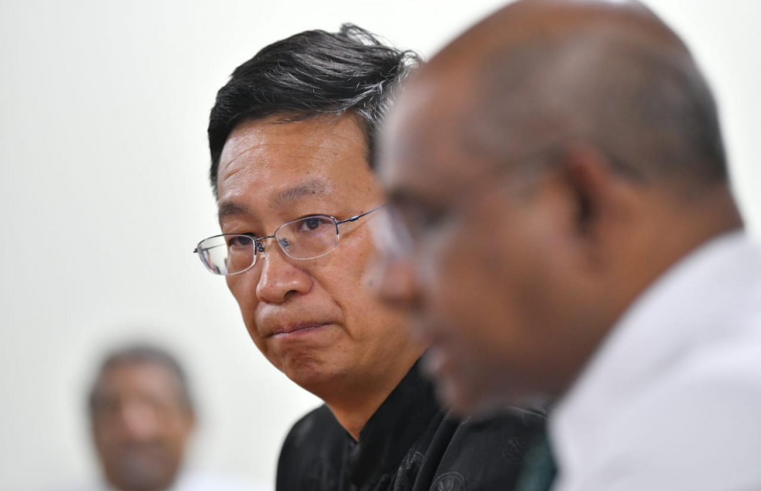 ޗައިނާ އަށް ރާއްޖޭން އެއް މިލިއަން ދަޅު މަސް ހަދިޔާކުރުމަށް މިރޭ ބޭއްވި ރަސްމިއްޔާތުގައި ފޮރިން މިނިސްޓަރު އަބްދުﷲ ޝާހިދު (ކ) އާއި ޗައިނާ ސަފީރު ޒަންގް ލިއޮން ބައިވެރިވެވަޑައިގަންނަވަނީ.--- ފޮޓޯ: ހުސައިން ވަހީދު/މިހާރު