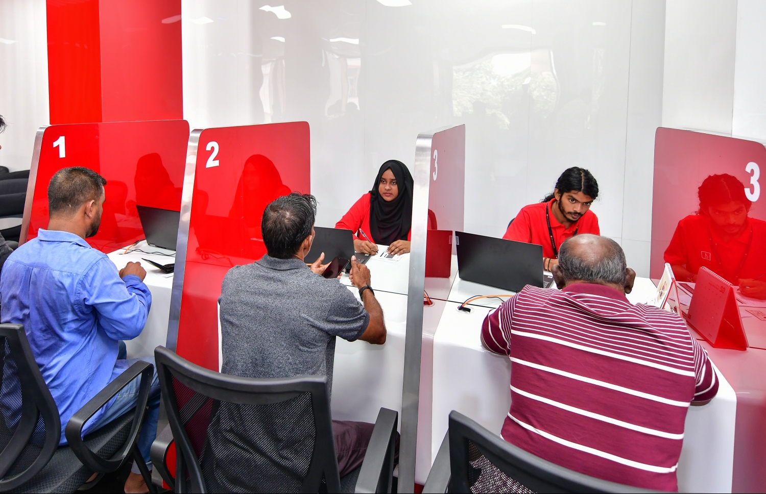 ބީއެމްއެލް އެކައުންޓް ހުޅުވުމަށް ހާއްސަކުރެވިފައިވާ ކައުންޓަރުތައް-- ފޮޓޯ: ނިޝާން އަލީ/ މިހާރު