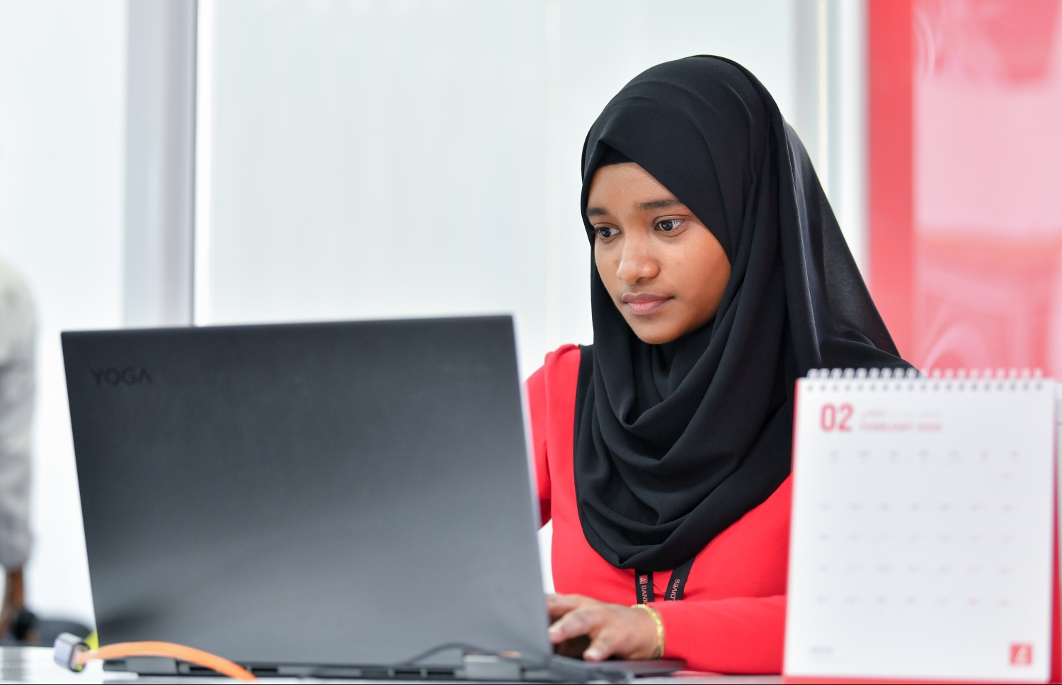 ބީއެމްއެލްގެ އެކައުންޓް ހުޅުވުމަށާއި ލޯނަށް ކުރިމަތިލުމަށް ހުޅުވި ސެންޓަރުގައި މުވައްޒަފަކު މަސައްކަތުގައި. -- ފޮޓޯ: ނިޝާން އަލީ/ މިހާރު